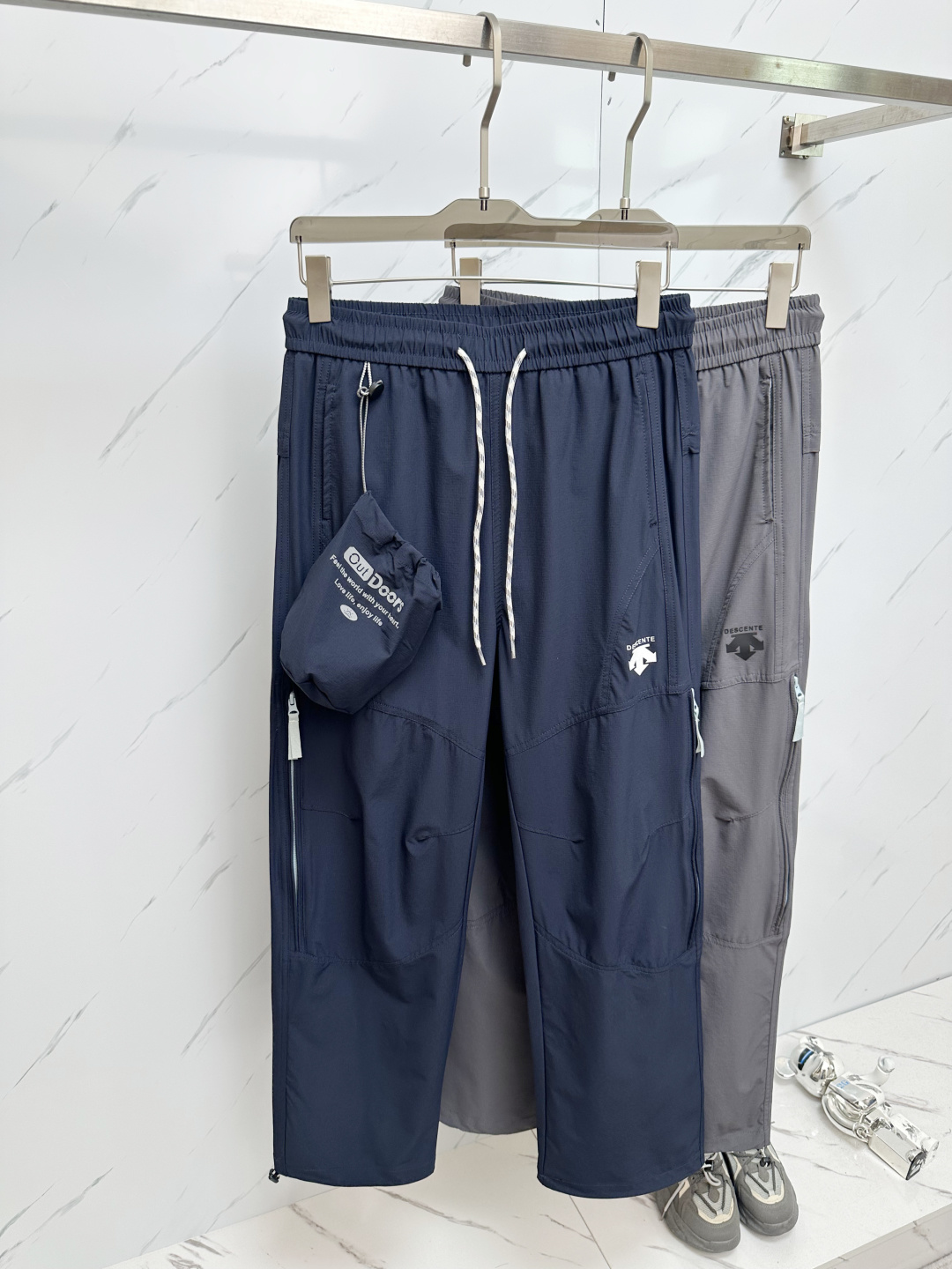 NO:452064,Sandy The latest casual pants in the counter are the same as the counter, the same fabric, the style is fashionable and generous, and the hips are lifted to make you look slim, without any tension. It uses imported fabrics in the counter. The upper body is very comfortable, but the upper body is so comfortable, a pair of pants for trendy men. Size: M-2XL, alexander wang19860909桑迪 专柜最新品休闲裤 专柜同款面料,版型时尚大方,提臀显瘦,毫无紧绷感,采用专柜进口面料 上身舒适效果极佳,上身却是如此舒服,潮男必不可少的一款裤子 码数:M-2XL,,alexander wang,Men's clothing