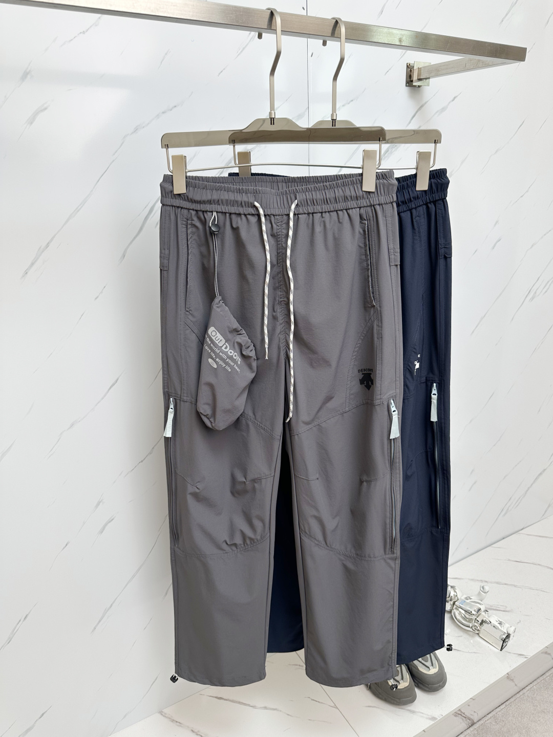 NO:482839,Sandy The latest casual pants in the counter are the same as the counter, the same fabric, the style is fashionable and generous, and the hips are lifted to make you look slim, without any tension. It uses imported fabrics in the counter. The upper body is very comfortable, but the upper body is so comfortable, a pair of pants for trendy men. Size: M-2XL, alexander wang19860909桑迪 专柜最新品休闲裤 专柜同款面料,版型时尚大方,提臀显瘦,毫无紧绷感,采用专柜进口面料 上身舒适效果极佳,上身却是如此舒服,潮男必不可少的一款裤子 码数:M-2XL,,alexander wang,Men's clothing