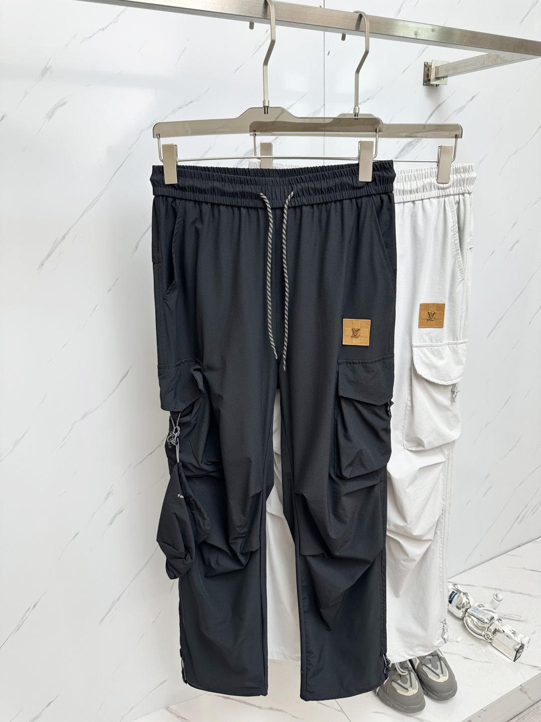 NO:452059,LV counter latest casual pants The same style of the counter, the style is fashionable and generous, the hips are lifted to make you look slim, without any tension, the imported fabric of the counter is excellent in the upper body, but the upper body is so comfortable, a pair of pants for trendy men. Size: M-2XL,,louis vuitton,alexander wang19860909LV 专柜最新品休闲裤 专柜同款面料,版型时尚大方,提臀显瘦,毫无紧绷感,采用专柜进口面料 上身舒适效果极佳,上身却是如此舒服,潮男必不可少的一款裤子 码数:M-2XL,,louis vuitton,alexander wang,Men's clothing