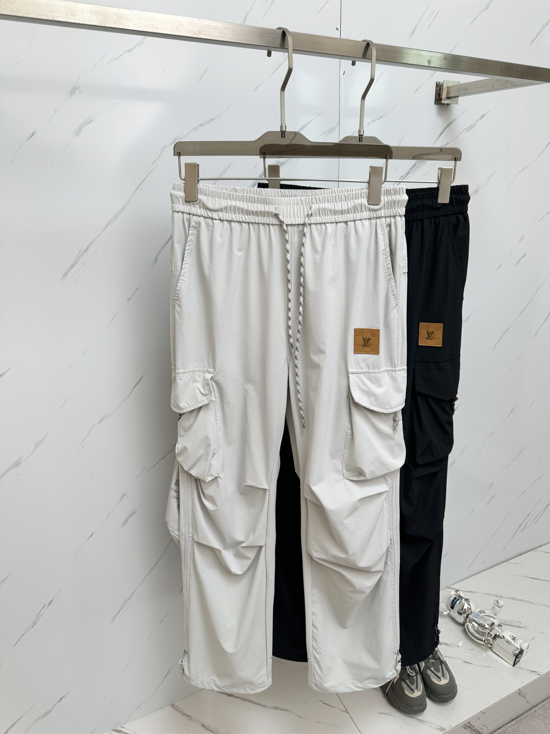 NO:482842,LV counter latest casual pants The same style of the counter, the style is fashionable and generous, the hips are lifted to make you look slim, without any tension, the imported fabric of the counter is excellent in the upper body, but the upper body is so comfortable, a pair of pants for trendy men. Size: M-2XL,,louis vuitton,alexander wang19860909LV 专柜最新品休闲裤 专柜同款面料,版型时尚大方,提臀显瘦,毫无紧绷感,采用专柜进口面料 上身舒适效果极佳,上身却是如此舒服,潮男必不可少的一款裤子 码数:M-2XL,,louis vuitton,alexander wang,Men's clothing