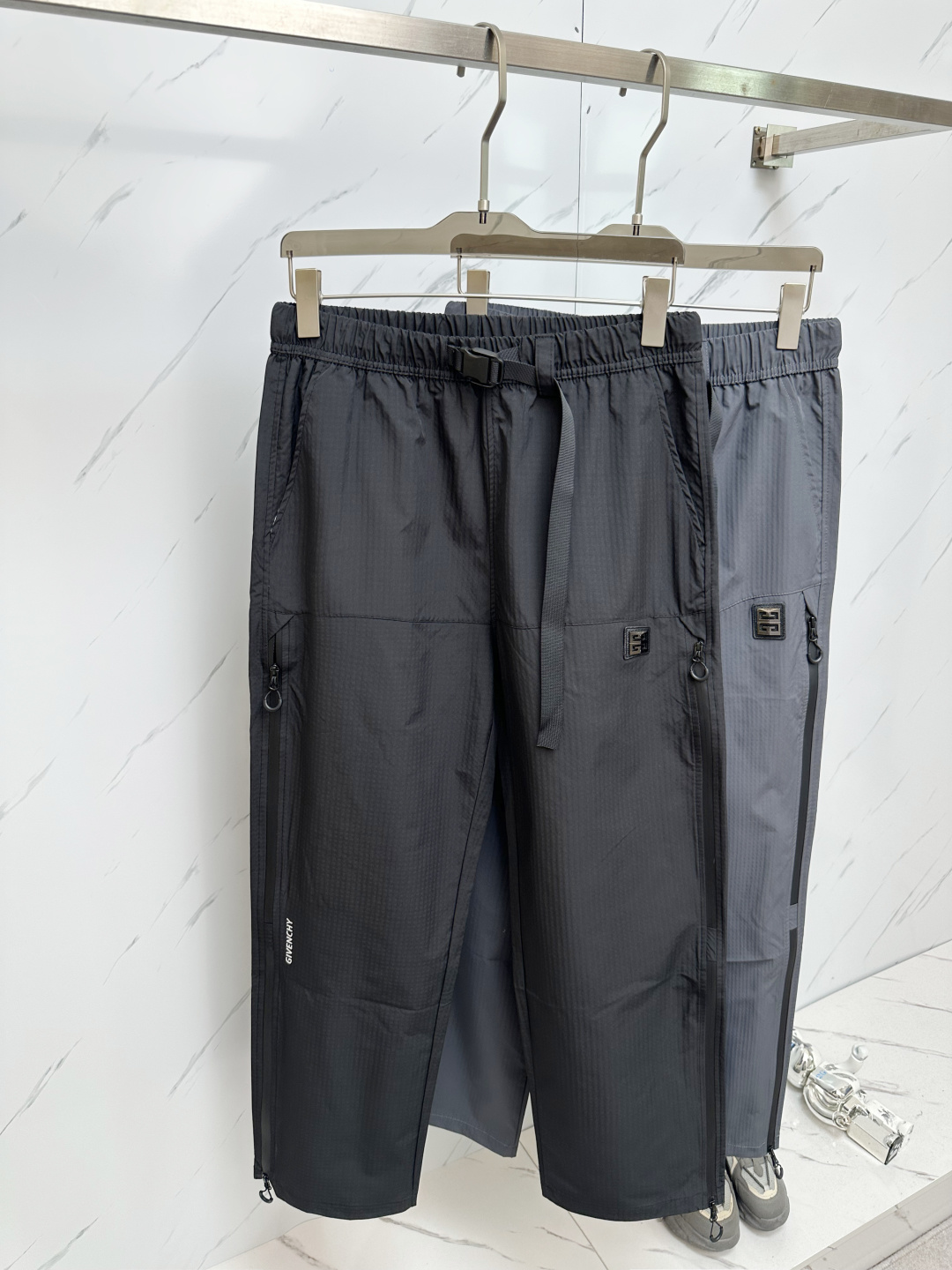 NO:452054,Givenchy The latest casual pants in the counter are the same as the counter, the same fabric, the style is fashionable and generous, the hips are lifted to make you look slim, without any tension, and the imported fabric is made of the counter. The upper body is very comfortable, but the upper body is so comfortable, a pair of pants for trendy men. Size: M-2XL, given, alexander wang19860909纪梵希 专柜最新品休闲裤 专柜同款面料,版型时尚大方,提臀显瘦,毫无紧绷感,采用专柜进口面料 上身舒适效果极佳,上身却是如此舒服,潮男必不可少的一款裤子 码数:M-2XL,,givenchy,alexander wang,Men's clothing