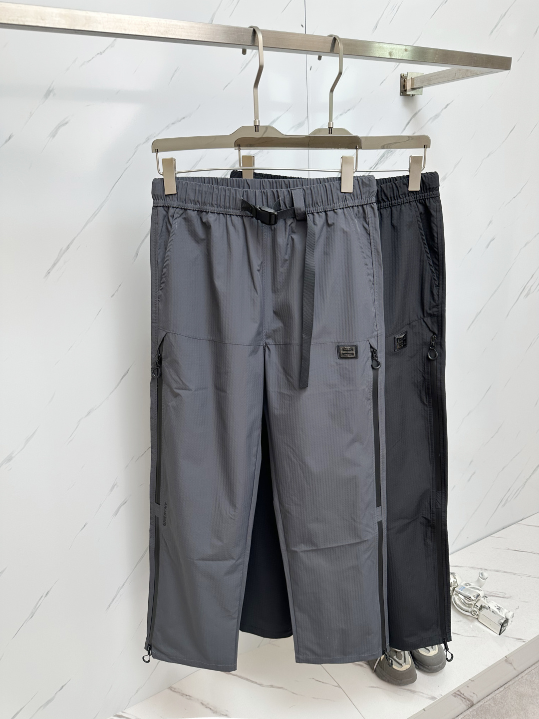 NO:482846,Givenchy The latest casual pants in the counter are the same as the counter, the same fabric, the style is fashionable and generous, the hips are lifted to make you look slim, without any tension, and the imported fabric is made of the counter. The upper body is very comfortable, but the upper body is so comfortable, a pair of pants for trendy men. Size: M-2XL, given, alexander wang19860909纪梵希 专柜最新品休闲裤 专柜同款面料,版型时尚大方,提臀显瘦,毫无紧绷感,采用专柜进口面料 上身舒适效果极佳,上身却是如此舒服,潮男必不可少的一款裤子 码数:M-2XL,,givenchy,alexander wang,Men's clothing