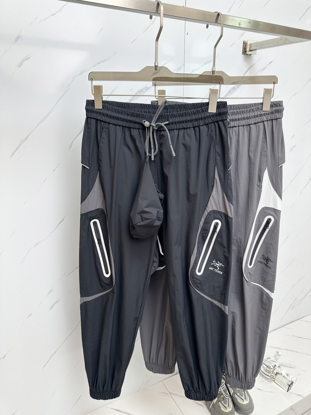 NO:452049,Archaeopteryx, the latest casual pants in the counter, the same fabric as the counter, the style is fashionable and generous, the hips are lifted to make you look slim, there is no tightness, and the imported fabric is made of the counter. The upper body is very comfortable, but the upper body is so comfortable, a pair of pants for trendy men. Size: M-2XL, arc'teryx, alexander wang19860909始祖鸟 专柜最新品休闲裤 专柜同款面料,版型时尚大方,提臀显瘦,毫无紧绷感,采用专柜进口面料 上身舒适效果极佳,上身却是如此舒服,潮男必不可少的一款裤子 码数:M-2XL,arc'teryx,alexander wang,Men's clothing