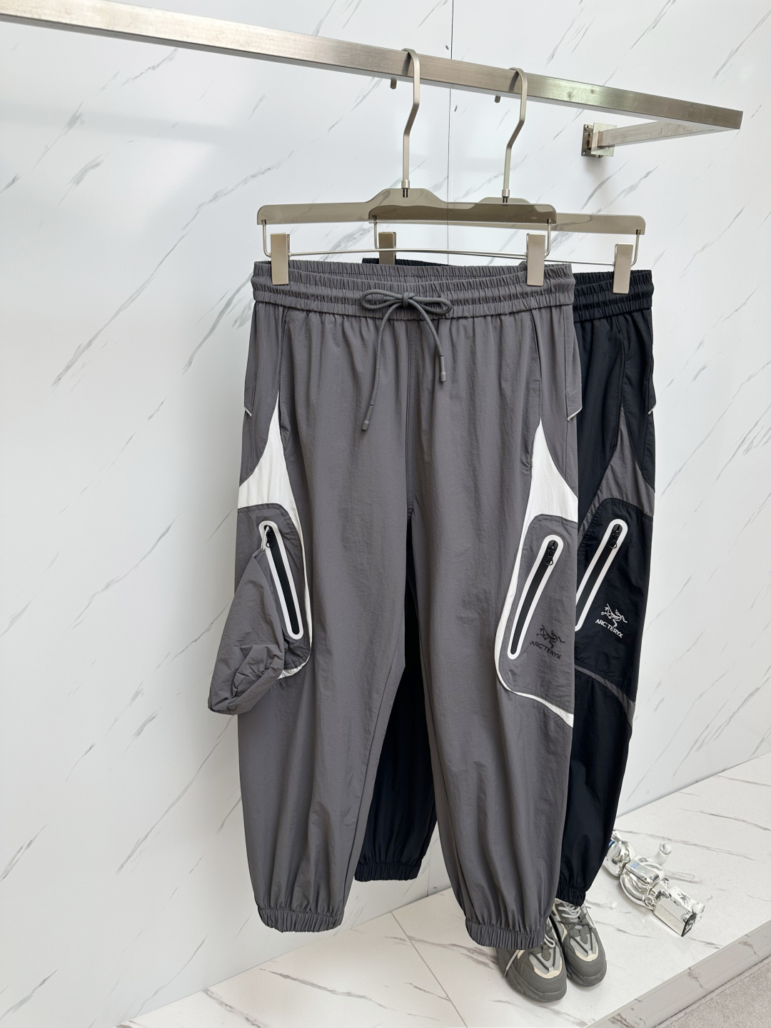 NO:482849,Archaeopteryx, the latest casual pants in the counter, the same fabric as the counter, the style is fashionable and generous, the hips are lifted to make you look slim, there is no tightness, and the imported fabric is made of the counter. The upper body is very comfortable, but the upper body is so comfortable, a pair of pants for trendy men. Size: M-2XL, arc'teryx, alexander wang19860909始祖鸟 专柜最新品休闲裤 专柜同款面料,版型时尚大方,提臀显瘦,毫无紧绷感,采用专柜进口面料 上身舒适效果极佳,上身却是如此舒服,潮男必不可少的一款裤子 码数:M-2XL,arc'teryx,alexander wang,Men's clothing