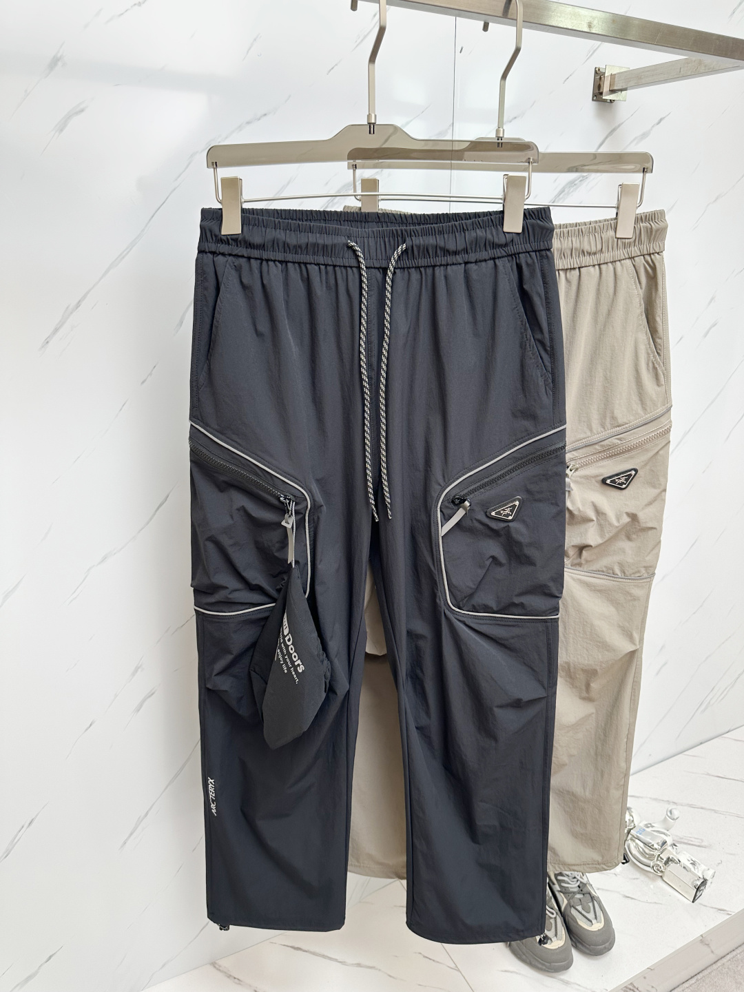 NO:452082,PRADA counter latest casual pants The same style of the counter, the style is fashionable and generous, the hips are lifted to make you look slim, without any tension, and the imported fabric of the counter is excellent in the upper body, but the upper body is so comfortable, a pair of pants for trendy men. Size: M-2XL, prada, alexander wang19860909PRADA 专柜最新品休闲裤 专柜同款面料,版型时尚大方,提臀显瘦,毫无紧绷感,采用专柜进口面料 上身舒适效果极佳,上身却是如此舒服,潮男必不可少的一款裤子 码数:M-2XL,,prada,alexander wang,Men's clothing