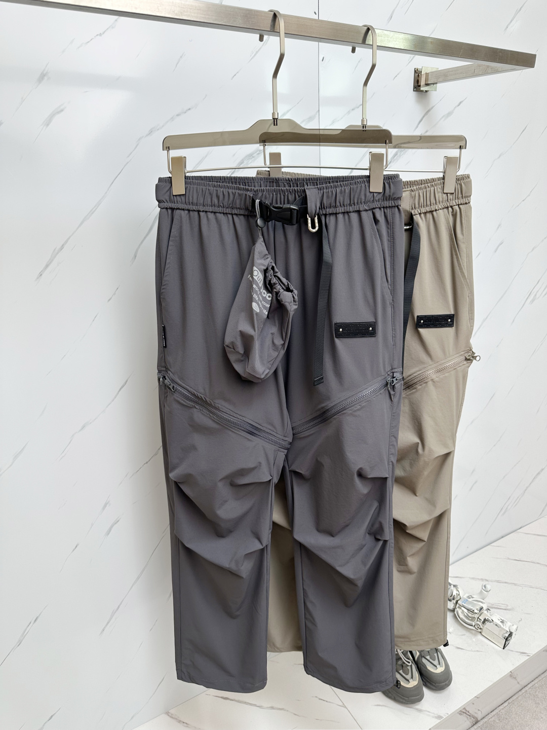 NO:452077,LV counter latest casual pants The same style of the counter, the style is fashionable and generous, the hips are lifted to make you look slim, without any tension, and the imported fabric of the counter is excellent in the upper body, but the upper body is so comfortable, a pair of pants for trendy men. Size: M-2XL,,louis vuitton,alexander wang19860909LV 专柜最新品休闲裤 专柜同款面料,版型时尚大方,提臀显瘦,毫无紧绷感,采用专柜进口面料 上身舒适效果极佳,上身却是如此舒服,潮男必不可少的一款裤子 码数:M-2XL,,louis vuitton,alexander wang,Men's clothing