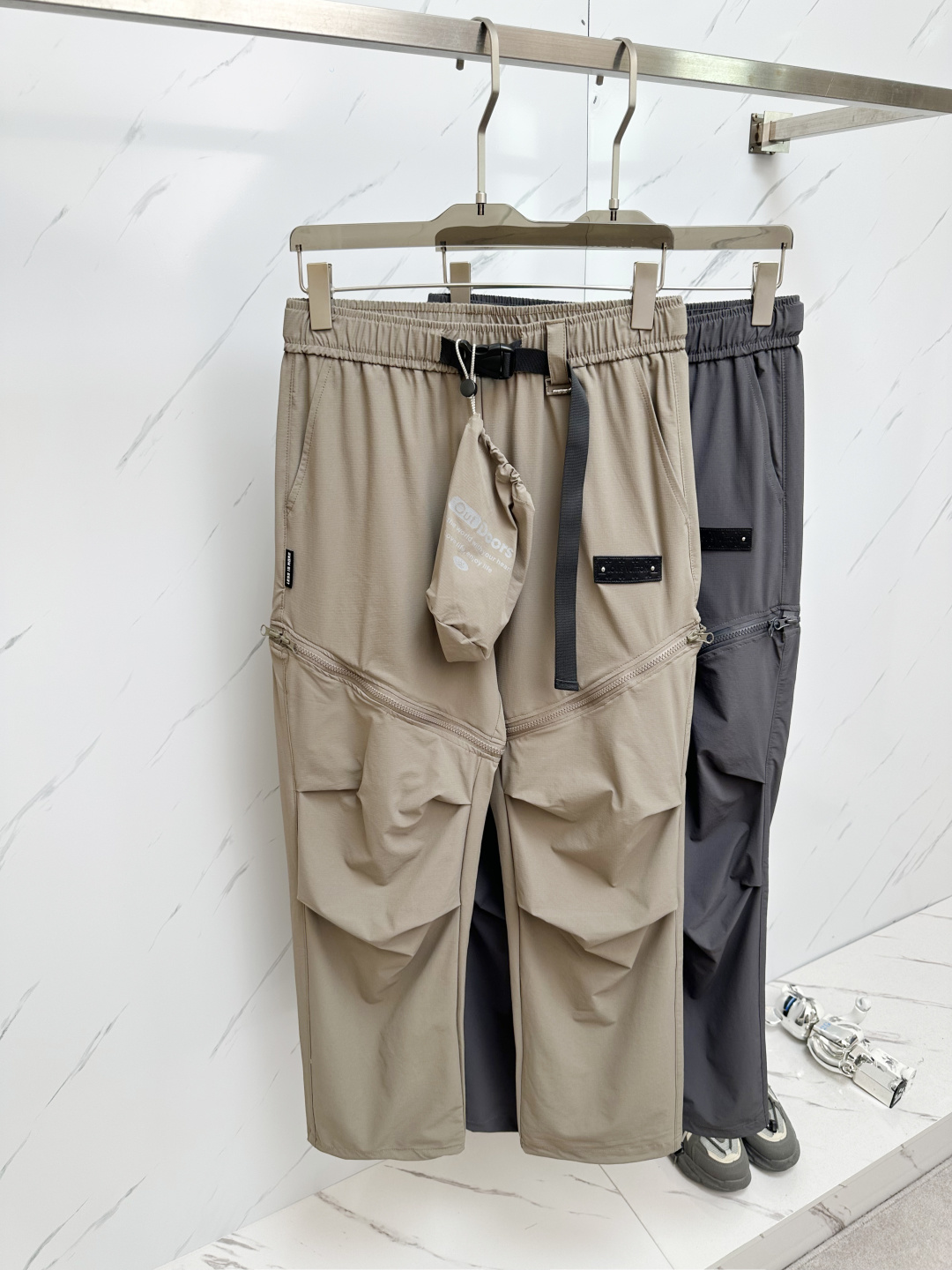 NO:482856,LV counter latest casual pants The same style of the counter, the style is fashionable and generous, the hips are lifted to make you look slim, without any tension, the imported fabric of the counter is excellent in the upper body, but the upper body is so comfortable, a pair of pants for trendy men. Size: M-2XL,,louis vuitton,alexander wang19860909LV 专柜最新品休闲裤 专柜同款面料,版型时尚大方,提臀显瘦,毫无紧绷感,采用专柜进口面料 上身舒适效果极佳,上身却是如此舒服,潮男必不可少的一款裤子 码数:M-2XL,,louis vuitton,alexander wang,Men's clothing