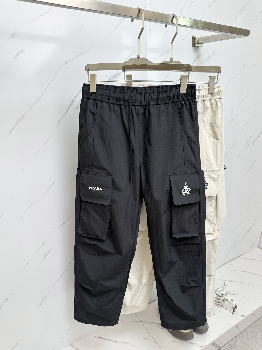 NO:452072,PRADA counter latest casual pants The same style of the counter, the style is fashionable and generous, the hips are lifted to make you look slim, without any tension, and the imported fabric of the counter is excellent in the upper body, but the upper body is so comfortable, a pair of pants for trendy men. Size: M-2XL, prada, alexander wang19860909PRADA 专柜最新品休闲裤 专柜同款面料,版型时尚大方,提臀显瘦,毫无紧绷感,采用专柜进口面料 上身舒适效果极佳,上身却是如此舒服,潮男必不可少的一款裤子 码数:M-2XL,,prada,alexander wang,Men's clothing