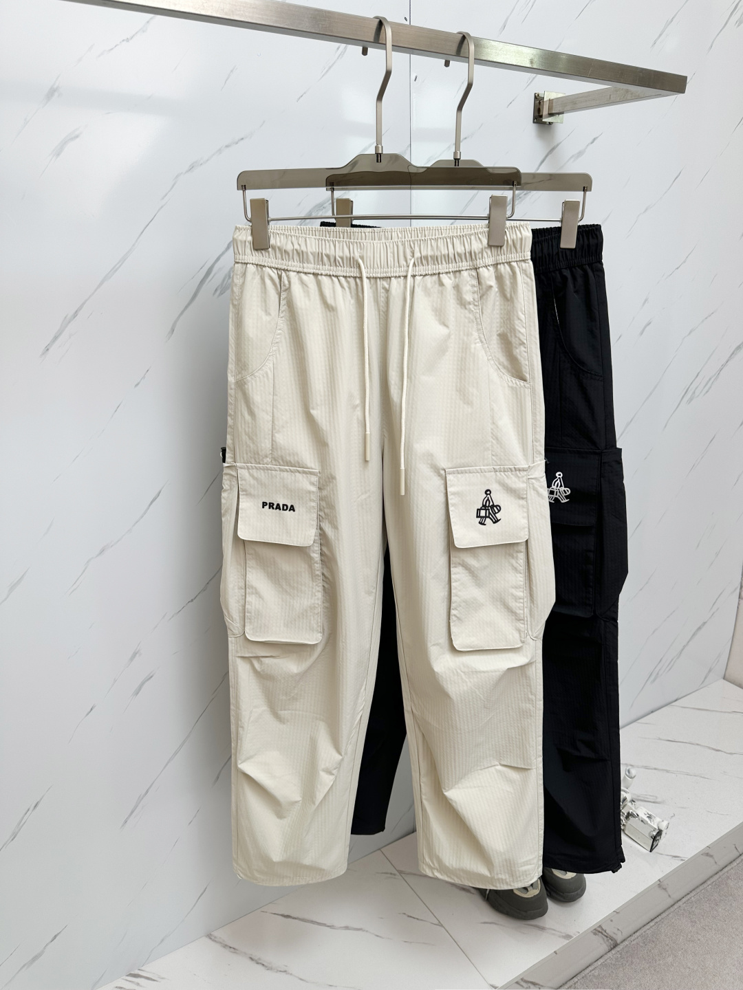 NO:482859,PRADA counter latest casual pants The same style of the counter, the style is fashionable and generous, the hips are lifted to make you look slim, without any tension, and the imported fabric of the counter is excellent in the upper body, but the upper body is so comfortable, a pair of pants for trendy men. Size: M-2XL, prada, alexander wang19860909PRADA 专柜最新品休闲裤 专柜同款面料,版型时尚大方,提臀显瘦,毫无紧绷感,采用专柜进口面料 上身舒适效果极佳,上身却是如此舒服,潮男必不可少的一款裤子 码数:M-2XL,,prada,alexander wang,Men's clothing
