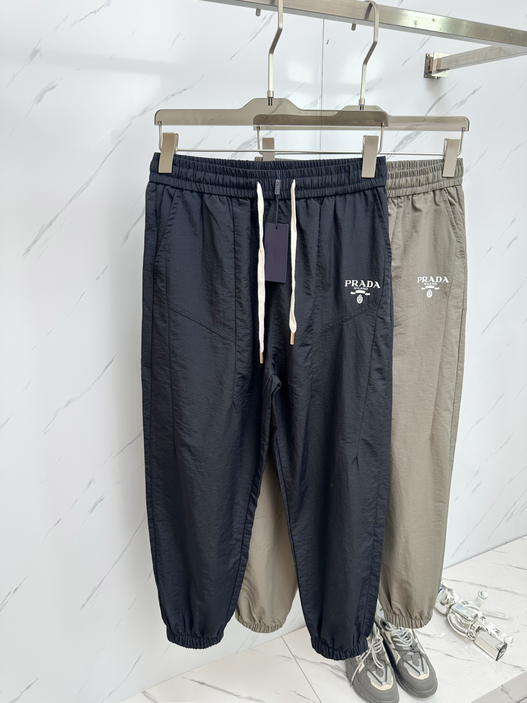 NO:454813,PRADA 2025 new hot casual pants, made of imported European fabrics, soft, comfortable and textured, original hardware accessories, very cool, exquisite details, super invincible upper body effect, trendy and versatile. Shangpin fabrics are made with ingenious craftsmanship, showing the outstanding style of exquisite products, and definitely worth having!  Size M-3XL, prada, alexander wang19860909PRADA 2025新品爆款休闲裤,选用欧洲进口面料,柔软舒适有质感,原版五金配件,非常炫酷,细节处理精致,上身效果超级无敌赞,潮流百搭.尚选面料匠心而制 彰显卓越臻品风范 绝对值得拥有的一条！尺码M-3XL,,prada,alexander wang,Men's clothing