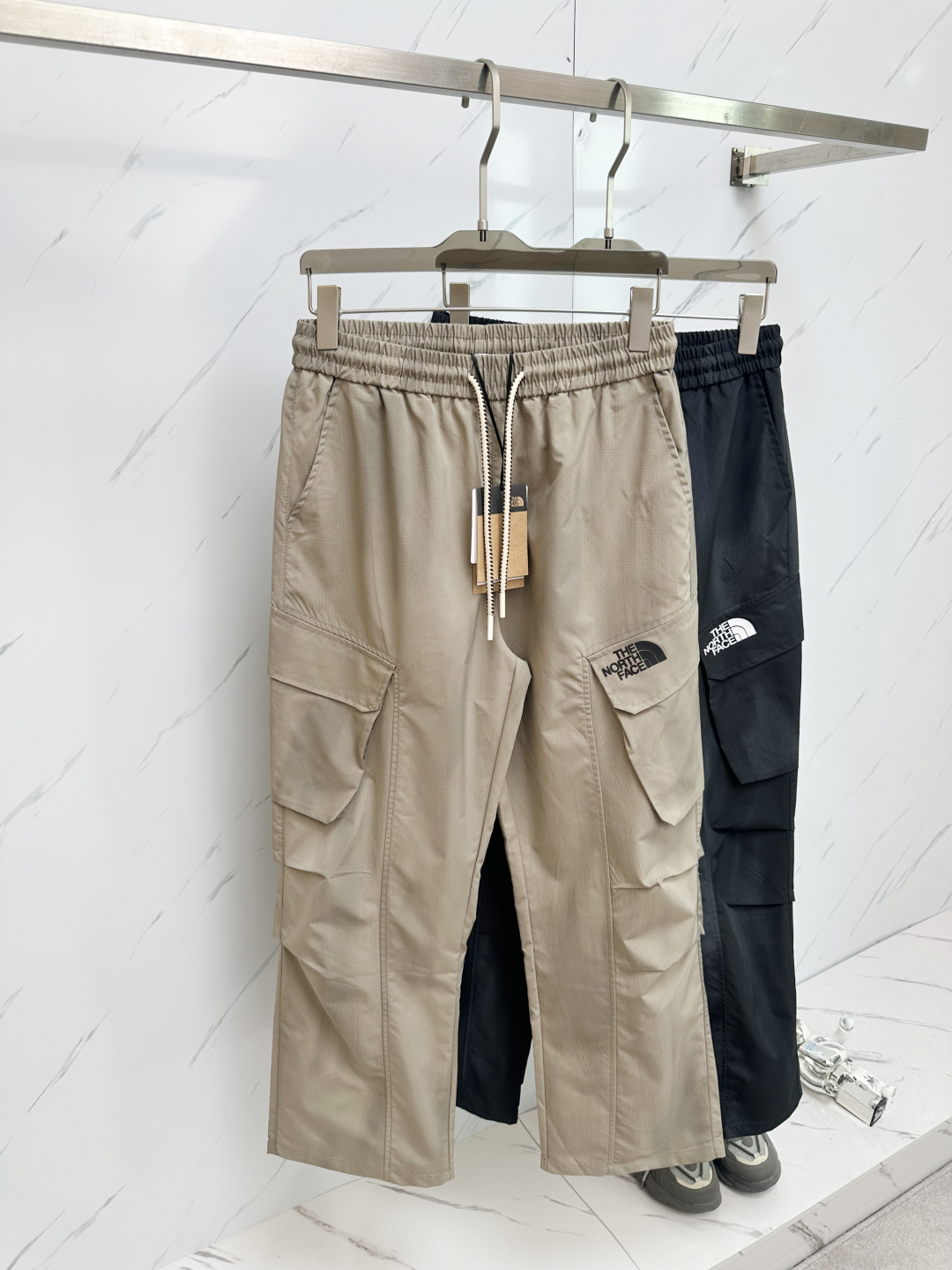 NO:454850,The North 2025 new hot casual pants are made of imported European fabrics, soft, comfortable and textured, original hardware accessories, very cool, exquisite details, super invincible upper body effect, and versatile trends. Shangpin fabrics are made with ingenuity, showing the outstanding style of exquisite products. It is definitely worth having!  Size M-3XL, The North Face,alexander wang19860909北面 2025新品爆款休闲裤,选用欧洲进口面料,柔软舒适有质感,原版五金配件,非常炫酷,细节处理精致,上身效果超级无敌赞,潮流百搭.尚选面料匠心而制 彰显卓越臻品风范 绝对值得拥有的一条！尺码M-3XL,,The North Face,alexander wang,Men's clothing