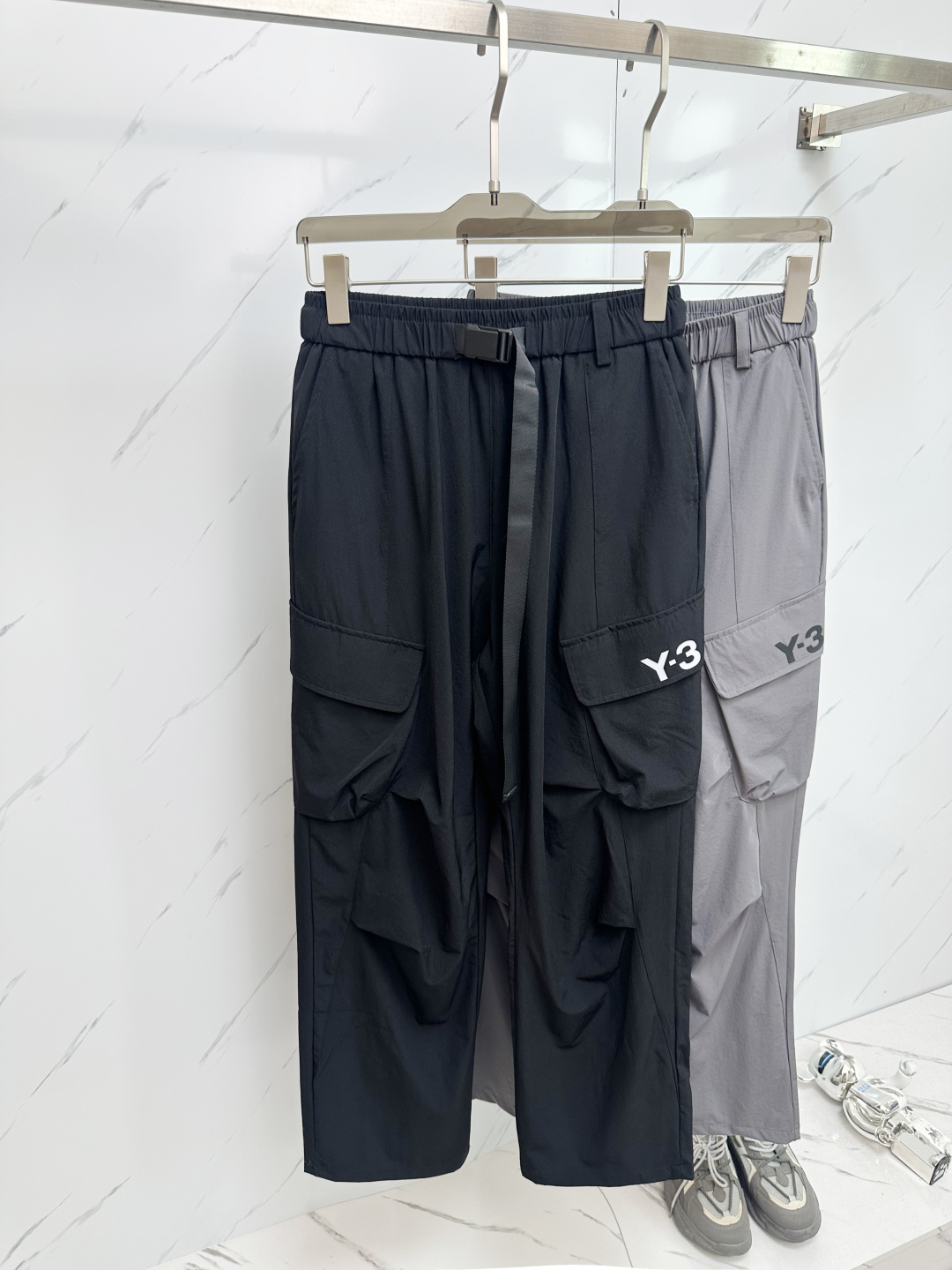 NO:454840,Y3 2025 new hot casual pants, made of imported European fabrics, soft, comfortable and textured, original hardware accessories, very cool, exquisite details, super invincible effect on the upper body, and versatile. Shangpin fabrics are made with ingenuity, showing the outstanding style of exquisite products, and definitely worth having!  Size M-3XL, alexander wang19860909Y3 2025新品爆款休闲裤,选用欧洲进口面料,柔软舒适有质感,原版五金配件,非常炫酷,细节处理精致,上身效果超级无敌赞,潮流百搭.尚选面料匠心而制 彰显卓越臻品风范 绝对值得拥有的一条！尺码M-3XL,,alexander wang,Men's clothing