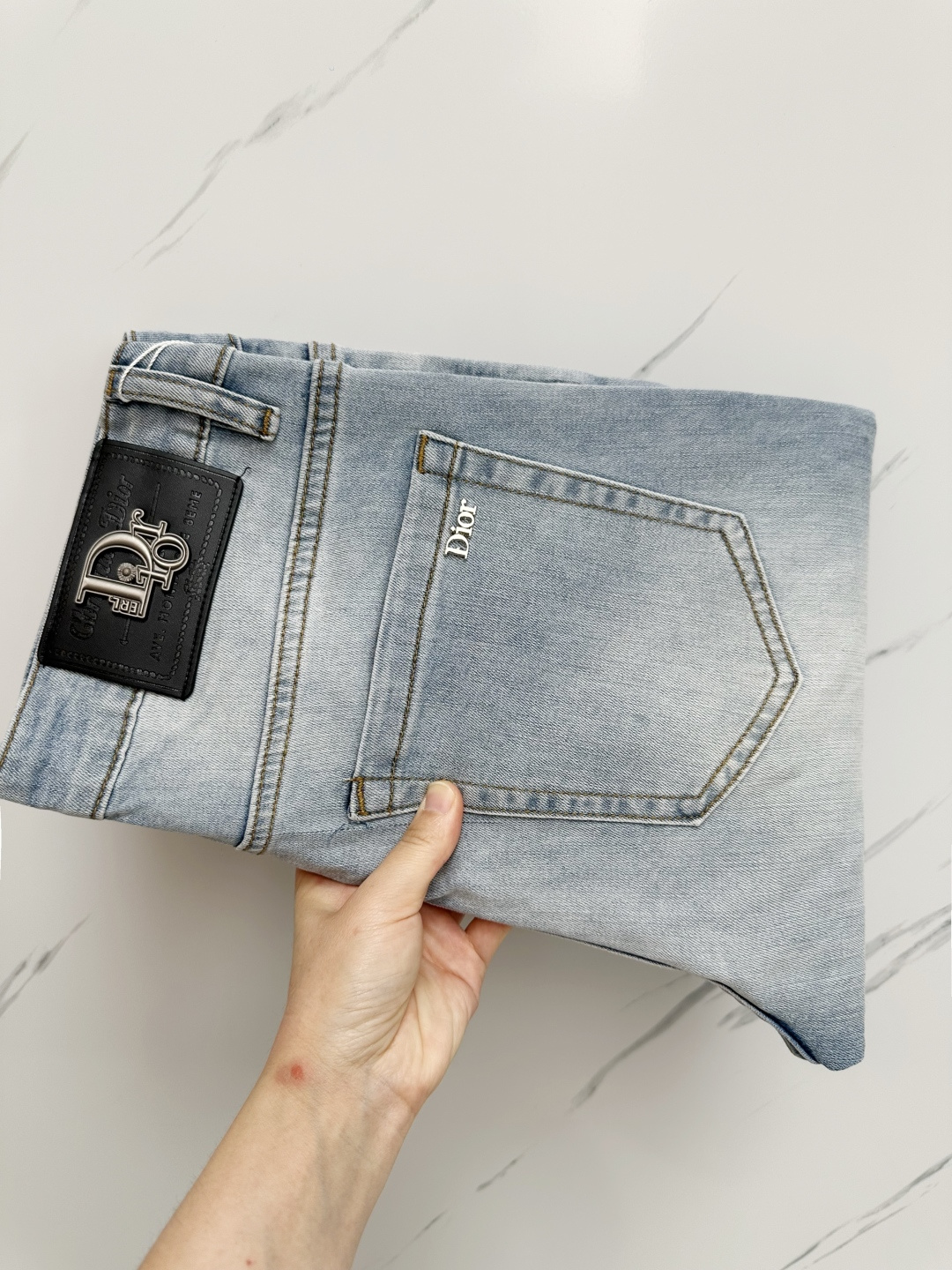 NO:459189,DIOR official website counter is available simultaneously, original singles, super stylish jeans, customized original washing denim fabric, unique design, top-grade printing craft letter pattern logo, original hardware and auxiliary decoration, extremely superior jeans, the materials and craftsmanship are extremely luxurious and exquisite, extremely high-end, handsome and stylish, recommended, digits 29-38,,dior,jeans,alexander wang19860909DIOR 官网专柜同步有售,原单狠货,超级有范儿的一款牛仔裤,定制原版水洗牛仔面料,独特设计,顶级印花工艺字母图案logo,原版五金辅料装饰,极为翘楚的一款牛仔裤,用料与工艺都极致奢华精湛,档次极高,上身帅气有型,推荐,码数29—38,,dior,jeans,alexander wang,Men's clothing