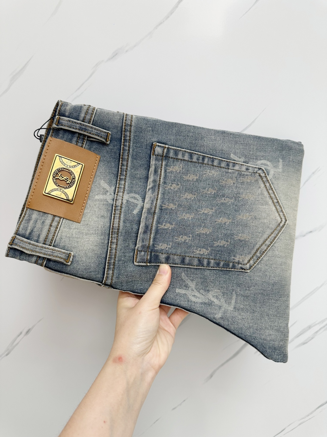 NO:459183,Saint Laurent official website counter is available simultaneously, original singles, super stylish jeans, customized original washing denim fabric, unique design, top-grade printed craft letter pattern logo, original hardware and auxiliary decoration, extremely superior jeans, the materials and craftsmanship are extremely luxurious and exquisite, extremely high-end, handsome and stylish, recommended, digits 29-38, saint laurent, jeans, alexander wang19860909圣罗兰 官网专柜同步有售,原单狠货,超级有范儿的一款牛仔裤,定制原版水洗牛仔面料,独特设计,顶级印花工艺字母图案logo,原版五金辅料装饰,极为翘楚的一款牛仔裤,用料与工艺都极致奢华精湛,档次极高,上身帅气有型,推荐,码数29—38,,saint laurent,jeans,alexander wang,Men's clothing