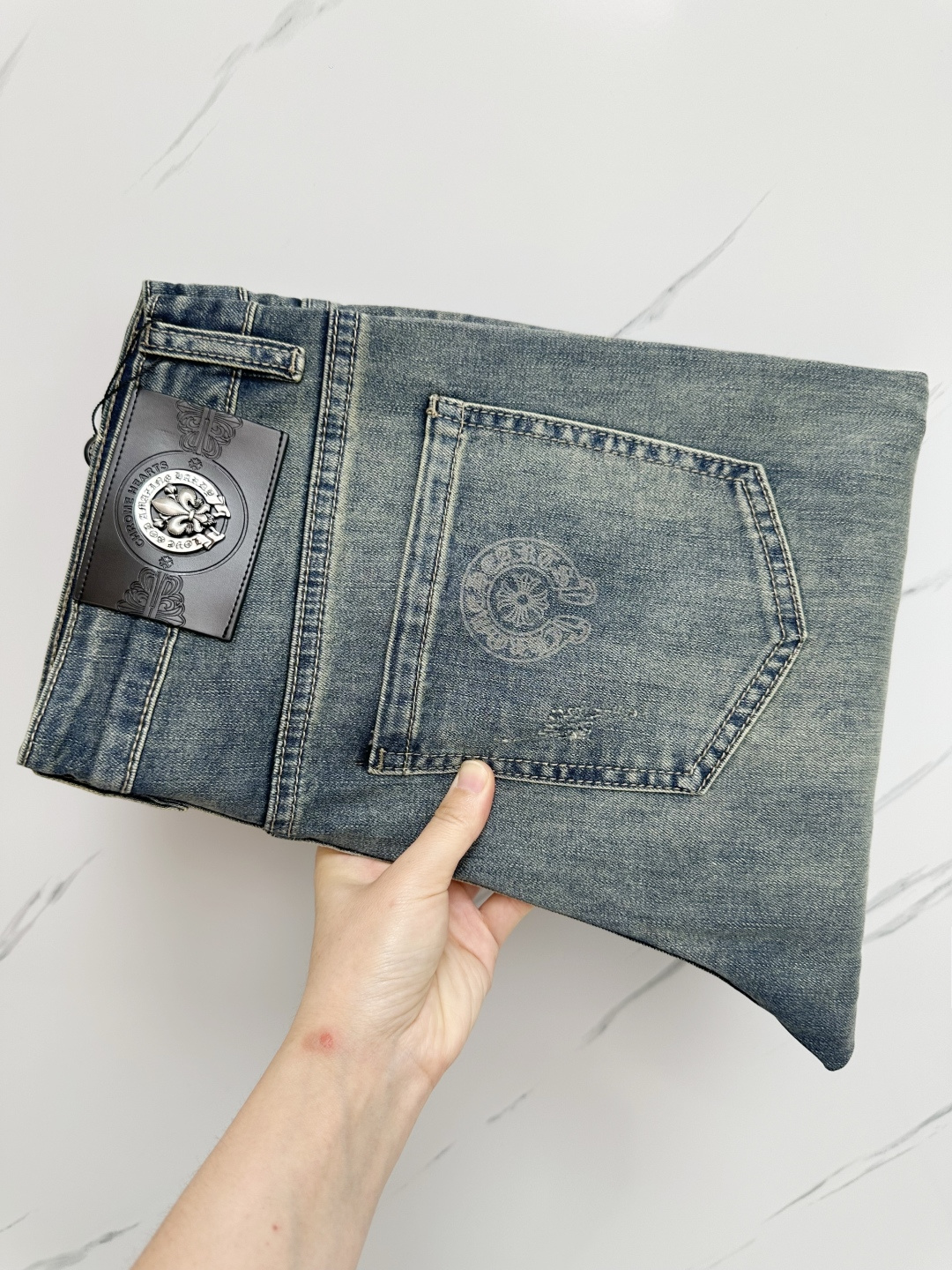 NO:459235,Croxin's official counter is available at the same time, original singles are ruthless, super stylish jeans, customized original washing denim fabric, unique design, top-grade printing craft letter pattern logo, original hardware and auxiliary decoration, extremely superior jeans, the materials and craftsmanship are extremely luxurious and exquisite, extremely high-end, handsome and stylish, recommended, digits 29-38, chrome hearts, jeans, alexander wang19860909克罗心 官网专柜同步有售,原单狠货,超级有范儿的一款牛仔裤,定制原版水洗牛仔面料,独特设计,顶级印花工艺字母图案logo,原版五金辅料装饰,极为翘楚的一款牛仔裤,用料与工艺都极致奢华精湛,档次极高,上身帅气有型,推荐,码数29—38,,chrome hearts,jeans,alexander wang,Men's clothing