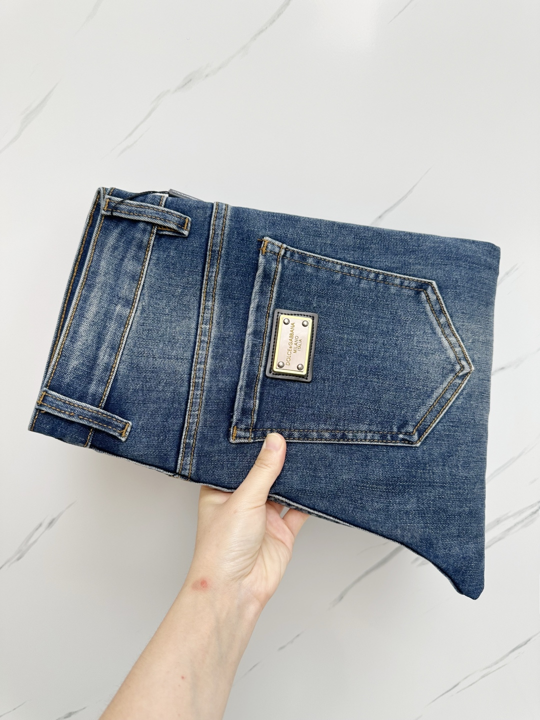 NO:459228,DG official website counter is available at the same time, original singles are ruthless, super stylish jeans, customized original washing denim fabric, unique design, top-grade printing craft letter pattern logo, original hardware and auxiliary decoration, extremely superior jeans, the materials and craftsmanship are extremely luxurious and exquisite, extremely high-end, handsome and stylish, recommended, digits 29-38, jeans, alexander wang19860909DG 官网专柜同步有售,原单狠货,超级有范儿的一款牛仔裤,定制原版水洗牛仔面料,独特设计,顶级印花工艺字母图案logo,原版五金辅料装饰,极为翘楚的一款牛仔裤,用料与工艺都极致奢华精湛,档次极高,上身帅气有型,推荐,码数29—38,,jeans,alexander wang,Men's clothing