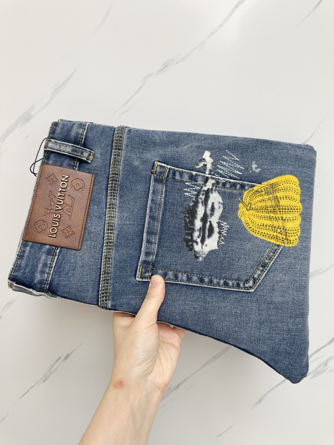 NO:459222,LV official website counter is available simultaneously, original singles, super stylish jeans, customized original washing denim fabric, unique design, top-grade printed craft letter pattern logo, original hardware and auxiliary decoration, extremely superior jeans, the materials and craftsmanship are extremely luxurious and exquisite, extremely high-end, handsome and stylish, recommended, digits 29-38,, louis vuitton, jeans, alexander wang19860909LV 官网专柜同步有售,原单狠货,超级有范儿的一款牛仔裤,定制原版水洗牛仔面料,独特设计,顶级印花工艺字母图案logo,原版五金辅料装饰,极为翘楚的一款牛仔裤,用料与工艺都极致奢华精湛,档次极高,上身帅气有型,推荐,码数29—38,,louis vuitton,jeans,alexander wang,Men's clothing