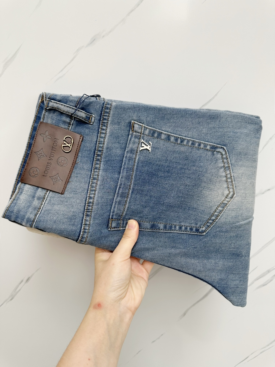 NO:527822,LV official website counter is available simultaneously, original singles, super stylish jeans, customized original washing denim fabric, unique design, top-grade printed craft letter pattern logo, original hardware and auxiliary decoration, extremely superior jeans, the materials and craftsmanship are extremely luxurious and exquisite, extremely high-end, handsome and stylish, recommended, digits 29-38,, louis vuitton, jeans, alexander wang19860909LV 官网专柜同步有售,原单狠货,超级有范儿的一款牛仔裤,定制原版水洗牛仔面料,独特设计,顶级印花工艺字母图案logo,原版五金辅料装饰,极为翘楚的一款牛仔裤,用料与工艺都极致奢华精湛,档次极高,上身帅气有型,推荐,码数29—38,,louis vuitton,jeans,alexander wang,Men's clothing