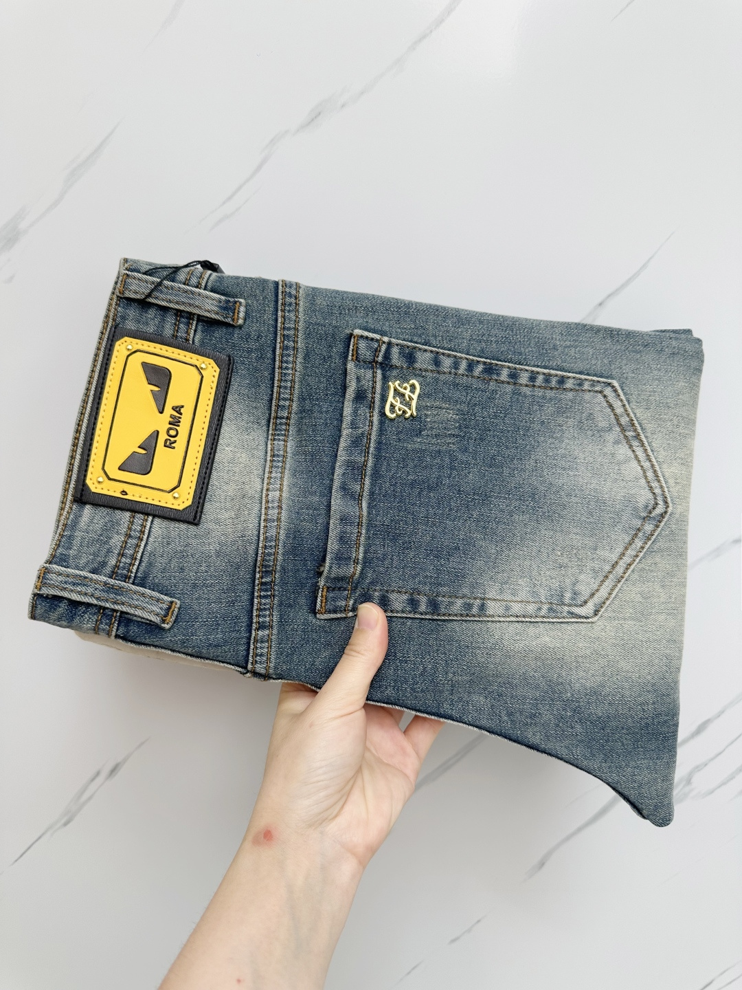 NO:459214,FD official website counter is available simultaneously, original singles, super stylish jeans, customized original washing denim fabric, unique design, top-grade printed craft letter pattern logo, original hardware and auxiliary decoration, extremely superior jeans, the materials and craftsmanship are extremely luxurious and exquisite, extremely high-end, handsome and stylish, recommended, size 29-38, jeans, alexander wang19860909FD 官网专柜同步有售,原单狠货,超级有范儿的一款牛仔裤,定制原版水洗牛仔面料,独特设计,顶级印花工艺字母图案logo,原版五金辅料装饰,极为翘楚的一款牛仔裤,用料与工艺都极致奢华精湛,档次极高,上身帅气有型,推荐,码数29—38,,jeans,alexander wang,Men's clothing