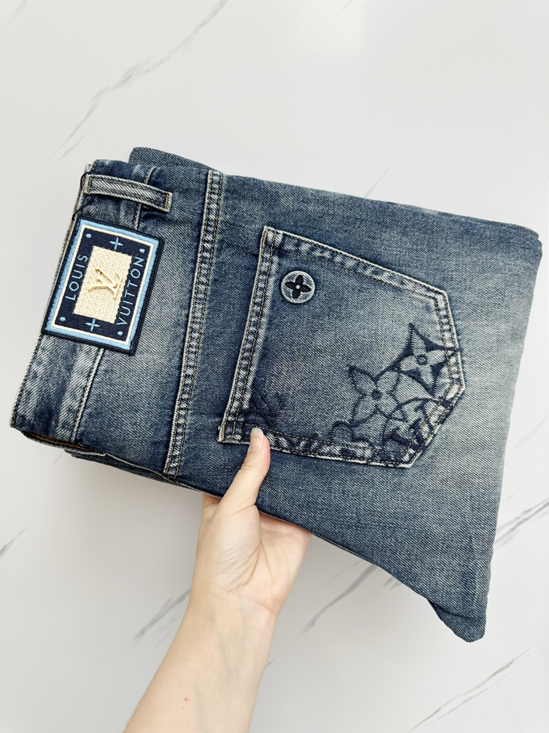 NO:459206,LV official website counter is available simultaneously, original singles, super stylish jeans, customized original washing denim fabric, unique design, top-grade printing craft letter pattern logo, original hardware and auxiliary decoration, extremely superior jeans, the materials and craftsmanship are extremely luxurious and exquisite, extremely high-end, handsome and stylish, recommended, 30-38,, louis vuitton, jeans, alexander wang19860909LV 官网专柜同步有售,原单狠货,超级有范儿的一款牛仔裤,定制原版水洗牛仔面料,独特设计,顶级印花工艺字母图案logo,原版五金辅料装饰,极为翘楚的一款牛仔裤,用料与工艺都极致奢华精湛,档次极高,上身帅气有型,推荐,码数30—38,,louis vuitton,jeans,alexander wang,Men's clothing