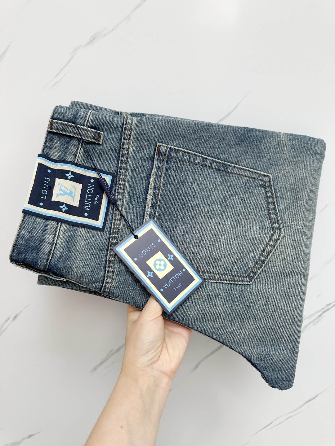 NO:527825,LV official website counter is available simultaneously, original singles, super stylish jeans, customized original washing denim fabric, unique design, top-grade printing craft letter pattern logo, original hardware and auxiliary decoration, extremely superior jeans, the materials and craftsmanship are extremely luxurious and exquisite, extremely high-end, handsome and stylish, recommended, 30-38,, louis vuitton, jeans, alexander wang19860909LV 官网专柜同步有售,原单狠货,超级有范儿的一款牛仔裤,定制原版水洗牛仔面料,独特设计,顶级印花工艺字母图案logo,原版五金辅料装饰,极为翘楚的一款牛仔裤,用料与工艺都极致奢华精湛,档次极高,上身帅气有型,推荐,码数30—38,,louis vuitton,jeans,alexander wang,Men's clothing