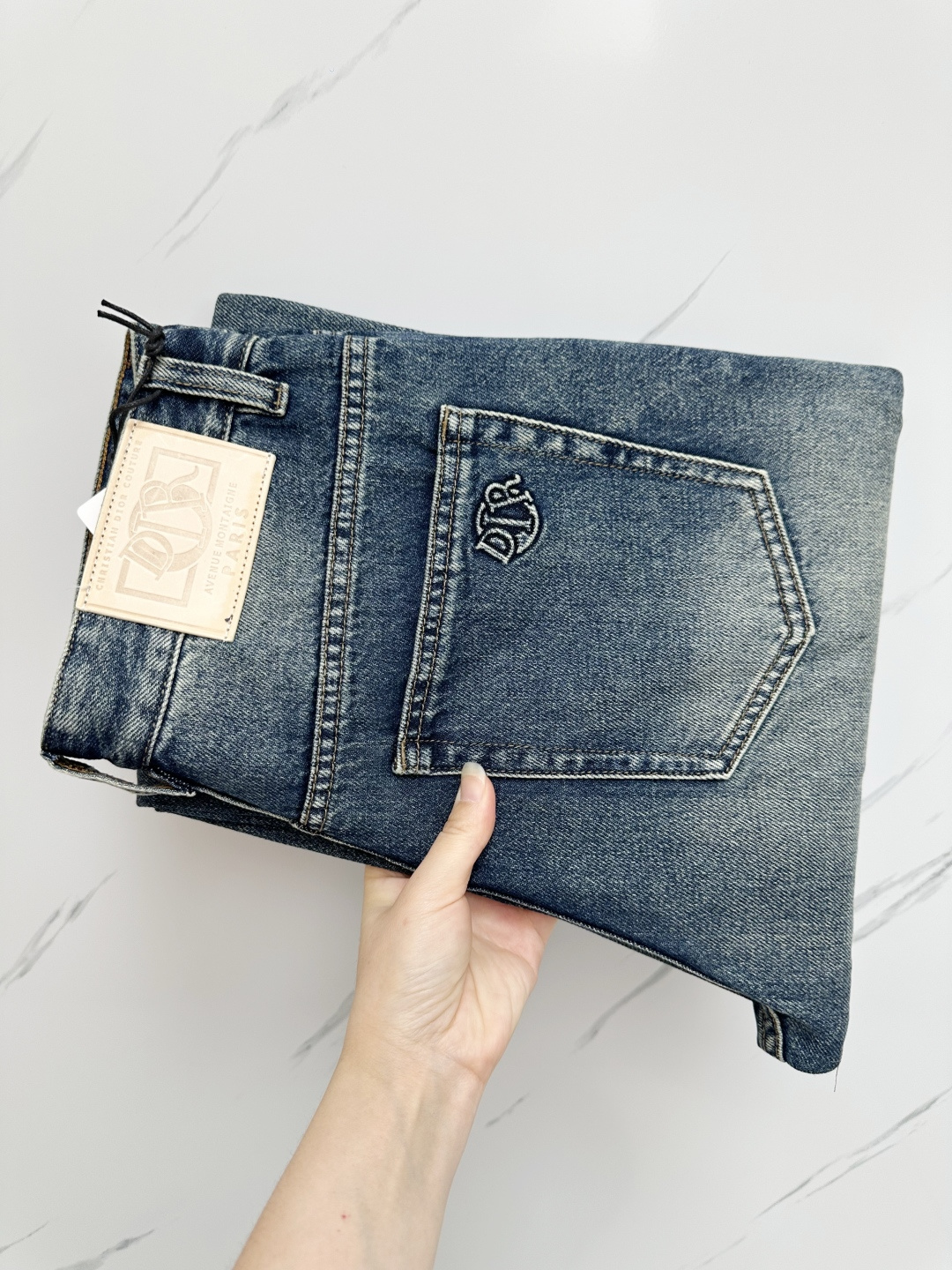 NO:459200,DIOR official website counter is available simultaneously, original singles, super stylish jeans, customized original washing denim fabric, unique design, top-grade printing craft letter pattern logo, original hardware and auxiliary decoration, extremely superior jeans, the materials and craftsmanship are extremely luxurious and exquisite, extremely high-end, handsome and stylish, recommended, 30-38,,dior,jeans,alexander wang19860909DIOR 官网专柜同步有售,原单狠货,超级有范儿的一款牛仔裤,定制原版水洗牛仔面料,独特设计,顶级印花工艺字母图案logo,原版五金辅料装饰,极为翘楚的一款牛仔裤,用料与工艺都极致奢华精湛,档次极高,上身帅气有型,推荐,码数30—38,,dior,jeans,alexander wang,Men's clothing