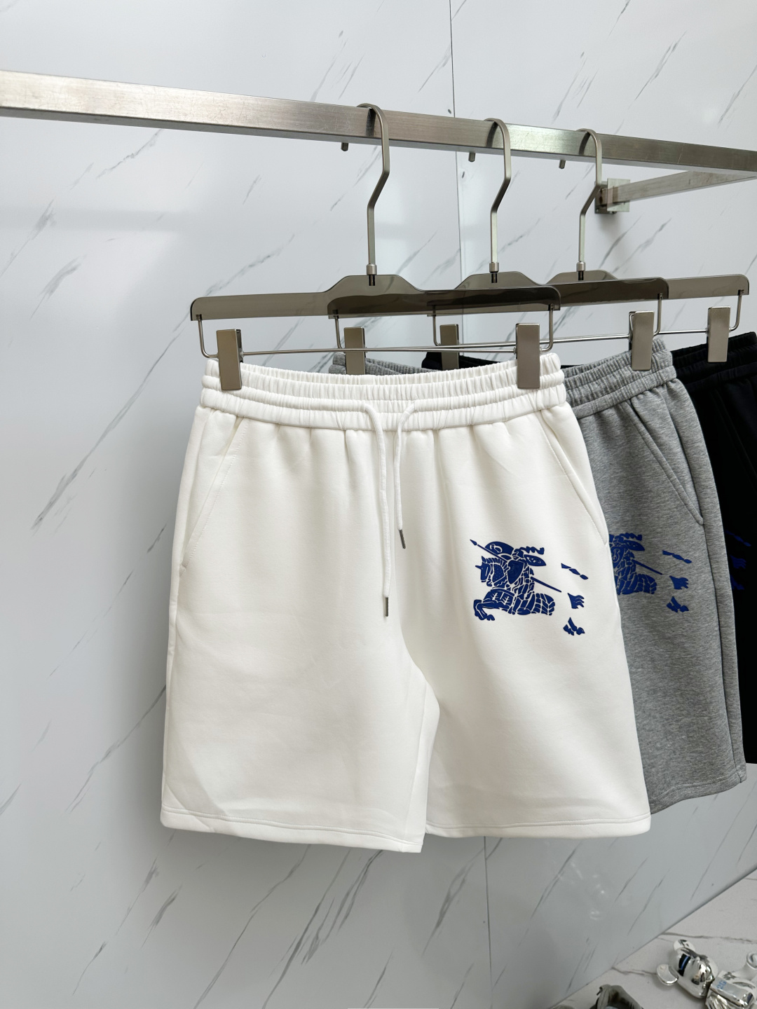 NO:509069,BURB new casual shorts, full of European style, 380g pure cotton heavy shorts, pocket brand logo decoration, pants are just right embellished, the overall pants are all finely made, full of vitality and youthful style, suitable for close-fitting, comfortable and stylish upper body. Size M-3XL, burberry, shorts, alexander wang19860909BURB 新款休闲短裤,欧范十足,380g纯棉重磅短裤,口袋品牌logo标志装饰,裤身恰到好处点缀,整体裤子的车线都是精细做工,一身活力四射的青春范 ,适合贴身穿着,上身舒适有型.码数M—3XL,,burberry,shorts,alexander wang,Men's clothing