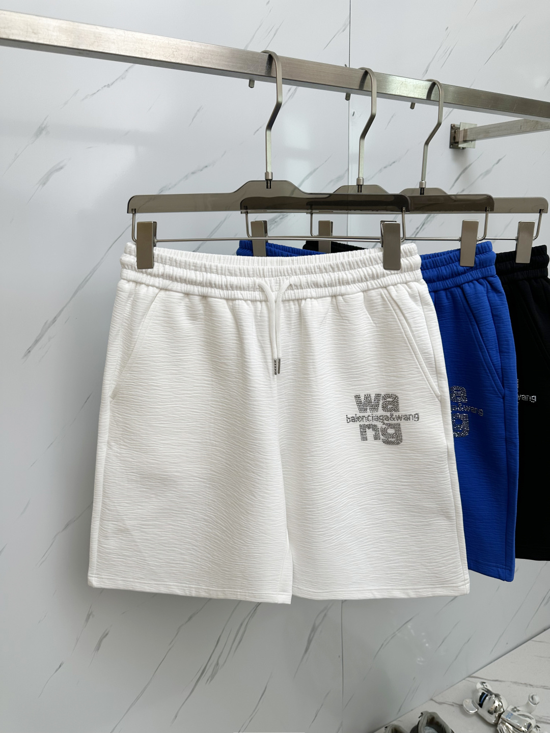 NO:509071,New casual shorts, full of European style, 380g pure cotton heavy shorts, pocket brand logo decoration, pants are just right embellished, the overall pants are all finely made, full of vitality and youthful style, suitable for close-fitting, comfortable and stylish upper body. Size M-3XL, shorts, alexander wang19860909新款休闲短裤,欧范十足,380g纯棉重磅短裤,口袋品牌logo标志装饰,裤身恰到好处点缀,整体裤子的车线都是精细做工,一身活力四射的青春范 ,适合贴身穿着,上身舒适有型.码数M—3XL,,shorts,alexander wang,Men's clothing