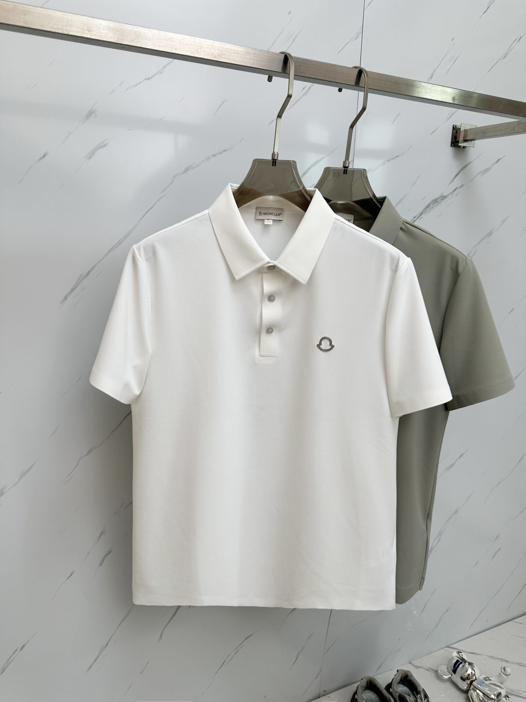 NO:459215,MO 2025 official spring and summer new model, the counter is launched simultaneously. Men's lapel short-sleeved POLO shirt, high-end main line series, imported bead mercerized cotton fabric, first-class texture, excellent skin-friendly, silky and delicate touch, fashionable three-button opening and closing placket design, paired with small lapels, fashionable and age-reducing, the upper body is full of Italian tone, full of shape. M-4XL, T-shirt, alexander wang19860909MO 2025官方春夏新款 专柜同步上市 男士翻领短袖POLO衫,高端主线系列,进口珠地丝光棉面料,质感一流,亲肤性极佳,触感丝滑细腻,时尚三扣开合门襟设计,搭配小翻领时尚且减龄,上身满满的意式腔调感,型格十足.码数M-4XL,,T-shirt,alexander wang,Men's clothing