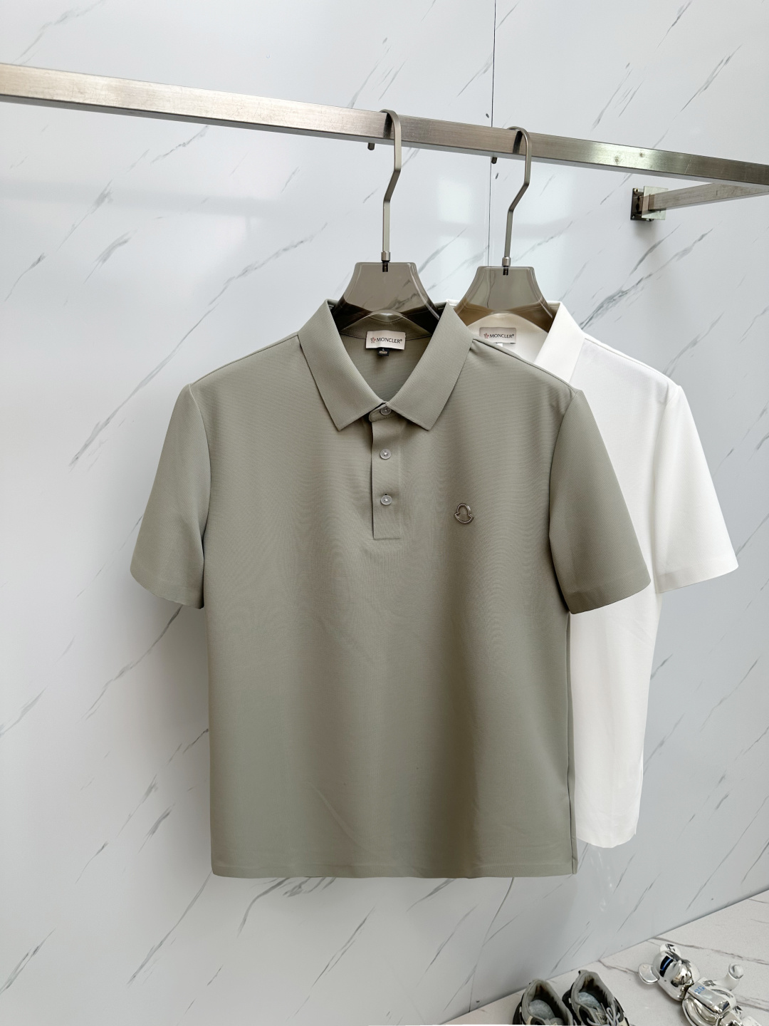 NO:527828,MO 2025 official spring and summer new model, the counter is launched simultaneously. Men's lapel short-sleeved POLO shirt, high-end main line series, imported bead mercerized cotton fabric, first-class texture, excellent skin-friendly, silky and delicate touch, fashionable three-button opening and closing placket design, paired with small lapels, fashionable and age-reducing, the upper body is full of Italian tone, full of shape. M-4XL, T-shirt, alexander wang19860909MO 2025官方春夏新款 专柜同步上市 男士翻领短袖POLO衫,高端主线系列,进口珠地丝光棉面料,质感一流,亲肤性极佳,触感丝滑细腻,时尚三扣开合门襟设计,搭配小翻领时尚且减龄,上身满满的意式腔调感,型格十足.码数M-4XL,,T-shirt,alexander wang,Men's clothing