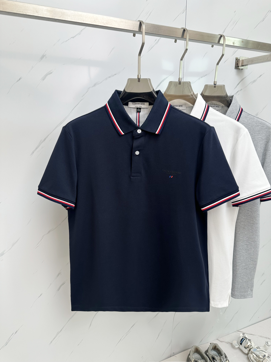 NO:459207,TB 2025 official spring and summer new style, counters are launched simultaneously. Men's lapel short-sleeved POLO shirt, high-end main line series, imported bead mercerized cotton fabric, first-class texture, excellent skin-friendly, silky and delicate touch, fashionable three-button opening and closing placket design, paired with small lapels, fashionable and age-reducing, the upper body is full of Italian tone, full of shape. M-4XL, T-shirt, alexander wang19860909TB 2025官方春夏新款 专柜同步上市 男士翻领短袖POLO衫,高端主线系列,进口珠地丝光棉面料,质感一流,亲肤性极佳,触感丝滑细腻,时尚三扣开合门襟设计,搭配小翻领时尚且减龄,上身满满的意式腔调感,型格十足.码数M-4XL,,T-shirt,alexander wang,Men's clothing