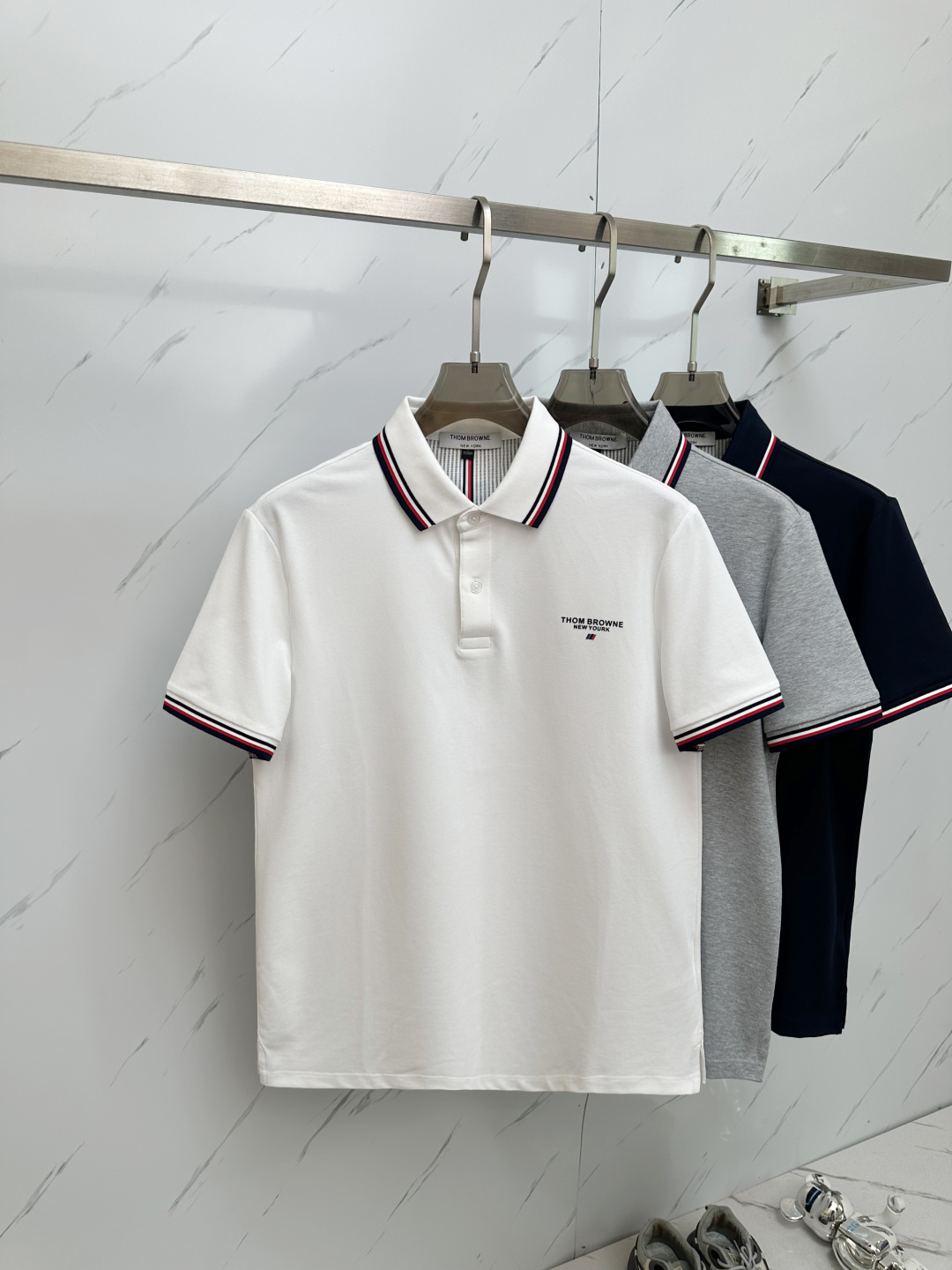 NO:527830,TB 2025 official spring and summer new style, counters are launched simultaneously. Men's lapel short-sleeved POLO shirt, high-end main line series, imported bead mercerized cotton fabric, first-class texture, excellent skin-friendly, silky and delicate touch, fashionable three-button opening and closing placket design, paired with small lapels, fashionable and age-reducing, the upper body is full of Italian tone, full of shape. M-4XL, T-shirt, alexander wang19860909TB 2025官方春夏新款 专柜同步上市 男士翻领短袖POLO衫,高端主线系列,进口珠地丝光棉面料,质感一流,亲肤性极佳,触感丝滑细腻,时尚三扣开合门襟设计,搭配小翻领时尚且减龄,上身满满的意式腔调感,型格十足.码数M-4XL,,T-shirt,alexander wang,Men's clothing