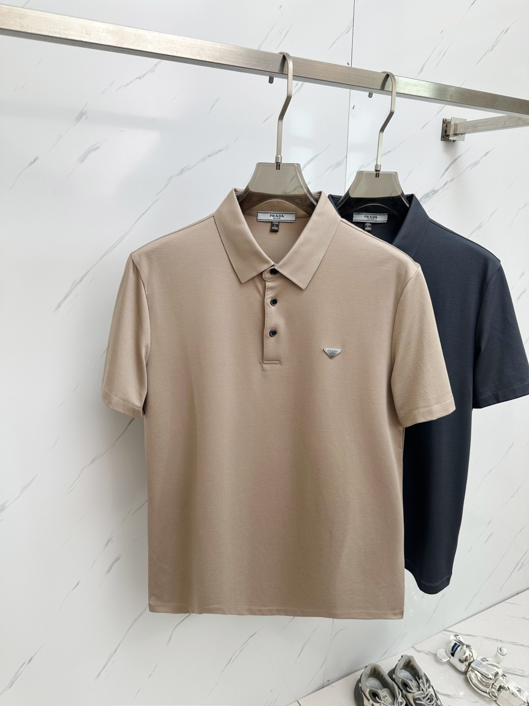 NO:527832,PRADA 2025 official spring and summer new style, counters are launched simultaneously. Men's lapel short-sleeved POLO shirt, high-end main line series, imported bead mercerized cotton fabric, first-class texture, excellent skin-friendly, silky and delicate touch, fashionable three-button opening and closing placket design, paired with small lapels, fashionable and age-reducing, the upper body is full of Italian tone, full of shape. M-4XL, prada, T-shirt, alexander wang19860909PRADA 2025官方春夏新款 专柜同步上市 男士翻领短袖POLO衫,高端主线系列,进口珠地丝光棉面料,质感一流,亲肤性极佳,触感丝滑细腻,时尚三扣开合门襟设计,搭配小翻领时尚且减龄,上身满满的意式腔调感,型格十足.码数M-4XL,,prada,T-shirt,alexander wang,Men's clothing