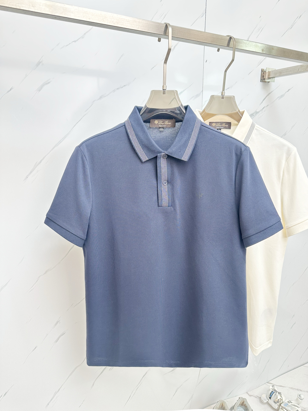 NO:459195,2025 official spring and summer new style, the counter is launched simultaneously. Men's lapel short-sleeved POLO shirt, high-end main line series, imported bead mercerized cotton fabric, first-class texture, excellent skin-friendly, silky and delicate touch, fashionable three-button opening and closing placket design, paired with small lapels, fashionable and age-reducing, the upper body is full of Italian tone, full of shape. M-4XL, T-shirt, alexander wang198609092025官方春夏新款 专柜同步上市 男士翻领短袖POLO衫,高端主线系列,进口珠地丝光棉面料,质感一流,亲肤性极佳,触感丝滑细腻,时尚三扣开合门襟设计,搭配小翻领时尚且减龄,上身满满的意式腔调感,型格十足.码数M-4XL,,T-shirt,alexander wang,Men's clothing