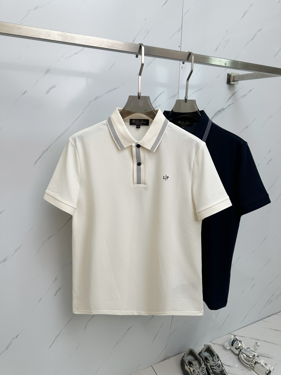 NO:527834,2025 official spring and summer new style, the counter is launched simultaneously. Men's lapel short-sleeved POLO shirt, high-end main line series, imported bead mercerized cotton fabric, first-class texture, excellent skin-friendly, silky and delicate touch, fashionable three-button opening and closing placket design, paired with small lapels, fashionable and age-reducing, the upper body is full of Italian tone, full of shape. M-4XL, T-shirt, alexander wang198609092025官方春夏新款 专柜同步上市 男士翻领短袖POLO衫,高端主线系列,进口珠地丝光棉面料,质感一流,亲肤性极佳,触感丝滑细腻,时尚三扣开合门襟设计,搭配小翻领时尚且减龄,上身满满的意式腔调感,型格十足.码数M-4XL,,T-shirt,alexander wang,Men's clothing