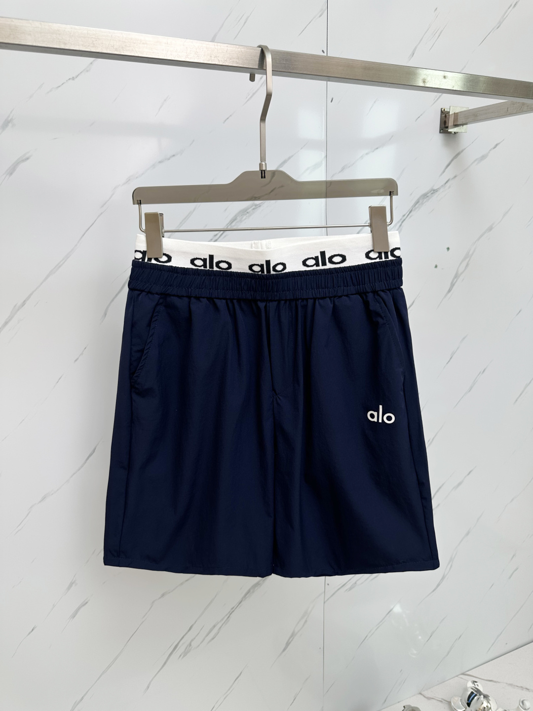 NO:483473,New spring and summer 2025 men's casual shorts, high-end quality choice... A versatile trousers that combine casual pants are also an indispensable matching tool in men's wardrobe. It is a classic style with practical wear!  The design style of the whole casual pants is simple and fashionable, which is very consistent with the low-luxury style setting, has excellent skin-friendly value, is easy to wear, and is full of detail!  Classic logo embroidery pattern design!  This trousers are made of high-quality polyester fiber fabric. The fabric is comfortable, soft and delicate, and has a good vertical feeling. It looks very textured and has a high-end charm. The first-class and exquisite style cutting, the line is delicate, smooth and neat, and the casual and casual pants look good no matter how you match it. If you like it, buy it now. Good products are not waiting for anyone!  Size M-2XL, shorts, alexander wang198609092025春夏新款男士休闲短裤,高端品质之选……一款休闲裤兼备的百搭裤装,也是男士衣橱里不可缺少的搭配神器,属于实穿型的经典款式！整条休闲裤的设计风格简洁时尚,非常符合低奢的风格设定,亲肤值优越,穿着方便,细节感十足！经典标识logo刺绣图案设计！此款裤装采用优质聚酯纤维面料打造而成,面料舒服,手感柔软细腻,有着很好的垂直感,看上去非常有质感,细品高级韵味十足.一流精湛的版型裁剪,走线细致平顺工整,休闲随意怎么搭配都好看的裤装,喜欢的赶紧入手吧,好货可不等人！尺码M-2XL,,shorts,alexander wang,Men's clothing