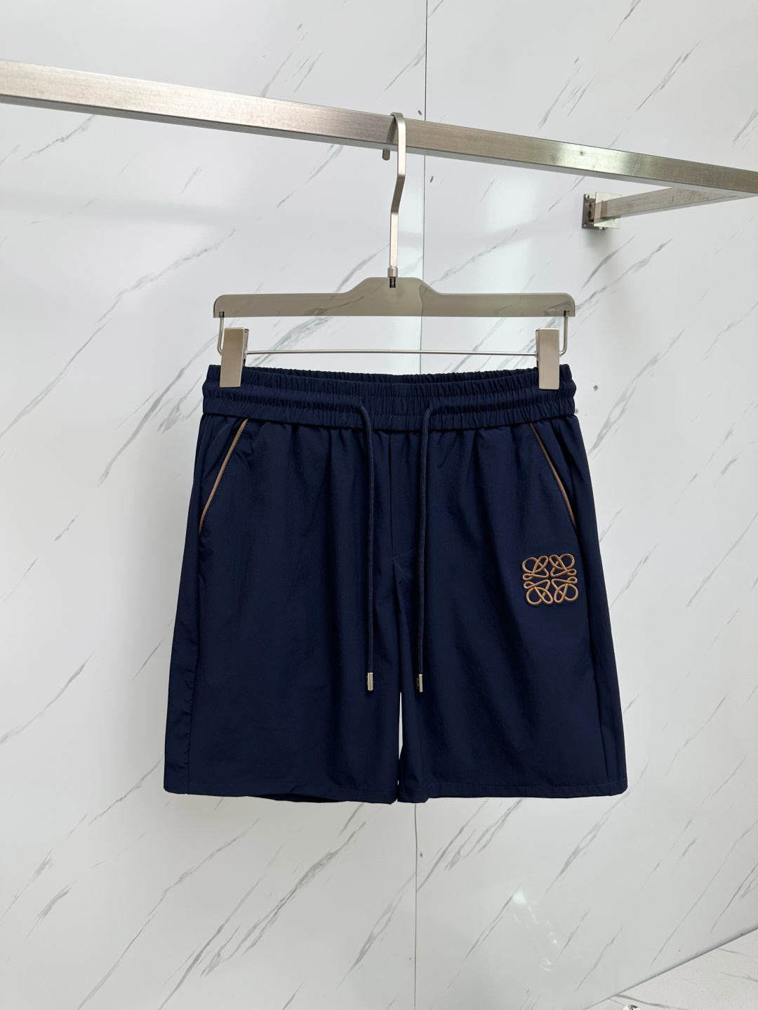 NO:483467,Luo Yiwei's new spring and summer 2025 men's casual shorts, a high-end quality choice... A versatile trousers that combine casual pants is also an indispensable matching tool in men's wardrobe. It is a classic style with practical wear!  The design style of the whole casual pants is simple and fashionable, which is very consistent with the low-luxury style setting, has excellent skin-friendly value, is easy to wear, and is full of detail!  Classic logo embroidery pattern design!  This trousers are made of high-quality polyester fiber fabric. The fabric is comfortable, soft and delicate, and has a good vertical feeling. It looks very textured and has a high-end charm. The first-class and exquisite style cutting, the line is delicate, smooth and neat, and the casual and casual pants look good no matter how you match it. If you like it, buy it now. Good products are not waiting for anyone!  Size M-3XL, loewe, shorts, alexander wang19860909罗意威 2025春夏新款男士休闲短裤,高端品质之选……一款休闲裤兼备的百搭裤装,也是男士衣橱里不可缺少的搭配神器,属于实穿型的经典款式！整条休闲裤的设计风格简洁时尚,非常符合低奢的风格设定,亲肤值优越,穿着方便,细节感十足！经典标识logo刺绣图案设计！此款裤装采用优质聚酯纤维面料打造而成,面料舒服,手感柔软细腻,有着很好的垂直感,看上去非常有质感,细品高级韵味十足.一流精湛的版型裁剪,走线细致平顺工整,休闲随意怎么搭配都好看的裤装,喜欢的赶紧入手吧,好货可不等人！尺码M-3XL,,loewe,shorts,alexander wang,Men's clothing