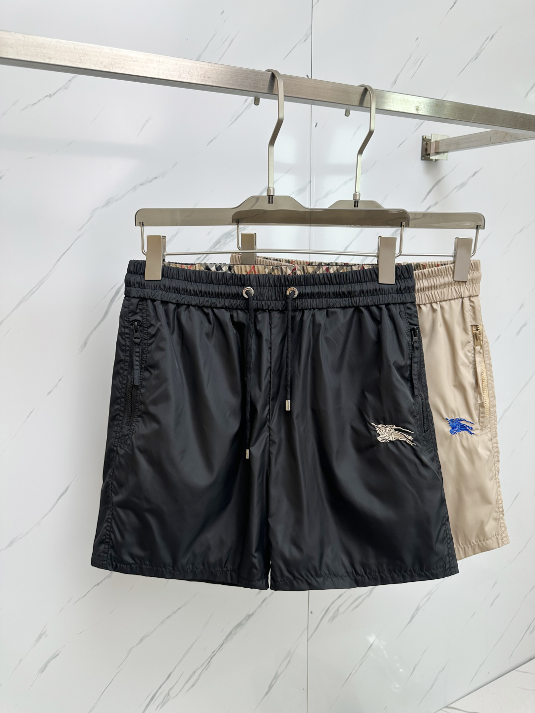 NO:483463,BURB 2025 spring and summer new men's casual shorts, a high-end quality choice... A versatile trousers that combine casual pants is also an indispensable matching tool in men's wardrobe. It is a classic style with practical wear!  The design style of the whole casual pants is simple and fashionable, which is very consistent with the low-luxury style setting, has excellent skin-friendly value, is easy to wear, and is full of detail!  Classic logo embroidery pattern design!  This trousers are made of high-quality polyester fiber fabric. The fabric is comfortable, soft and delicate, and has a good vertical feeling. It looks very textured and has a high-end charm. The first-class and exquisite style cutting, the line is delicate, smooth and neat, and the casual and casual pants look good no matter how you match it. If you like it, buy it now. Good products are not waiting for anyone!  Size M-2XL, Burberry, shorts, alexander wang19860909BURB 2025春夏新款男士休闲短裤,高端品质之选……一款休闲裤兼备的百搭裤装,也是男士衣橱里不可缺少的搭配神器,属于实穿型的经典款式！整条休闲裤的设计风格简洁时尚,非常符合低奢的风格设定,亲肤值优越,穿着方便,细节感十足！经典标识logo刺绣图案设计！此款裤装采用优质聚酯纤维面料打造而成,面料舒服,手感柔软细腻,有着很好的垂直感,看上去非常有质感,细品高级韵味十足.一流精湛的版型裁剪,走线细致平顺工整,休闲随意怎么搭配都好看的裤装,喜欢的赶紧入手吧,好货可不等人！尺码M-2XL,,burberry,shorts,alexander wang,Men's clothing