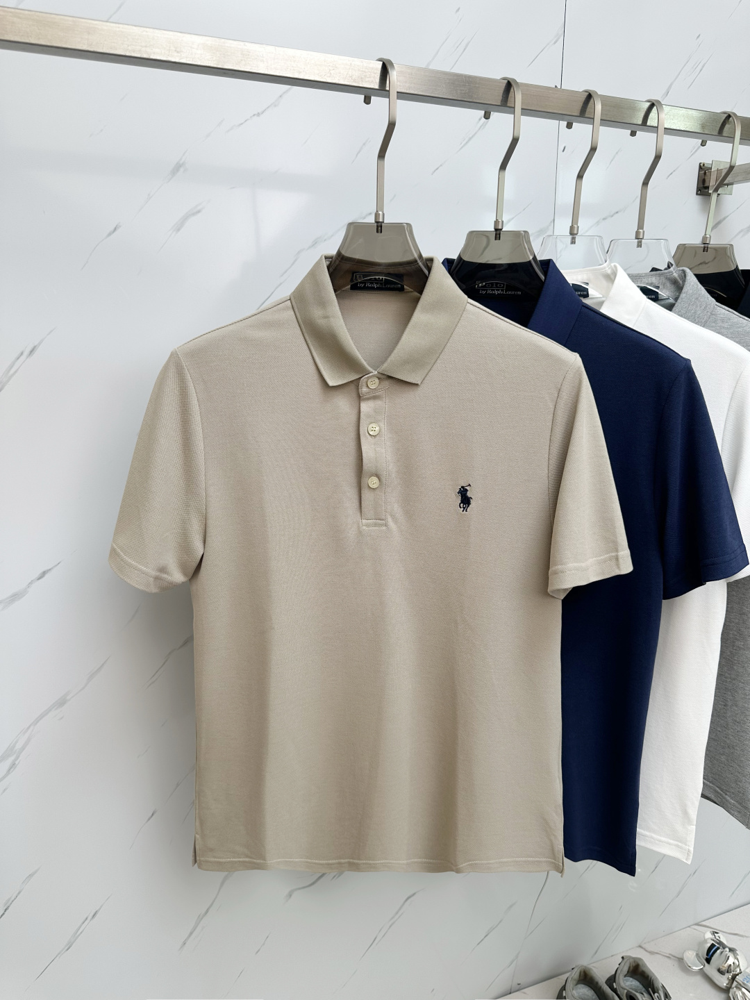 NO:483457,2025 official spring and summer new style, the counter is launched simultaneously. Men's lapel short-sleeved POLO shirt, high-end main line series, imported bead mercerized cotton fabric, first-class texture, excellent skin-friendly, silky and delicate touch, fashionable three-button opening and closing placket design, paired with small lapels, fashionable and age-reducing, the upper body is full of Italian tone, full of shape. M-3XL, T-shirt, alexander wang198609092025官方春夏新款 专柜同步上市 男士翻领短袖POLO衫,高端主线系列,进口珠地丝光棉面料,质感一流,亲肤性极佳,触感丝滑细腻,时尚三扣开合门襟设计,搭配小翻领时尚且减龄,上身满满的意式腔调感,型格十足.码数M-3XL,,T-shirt,alexander wang,Men's clothing