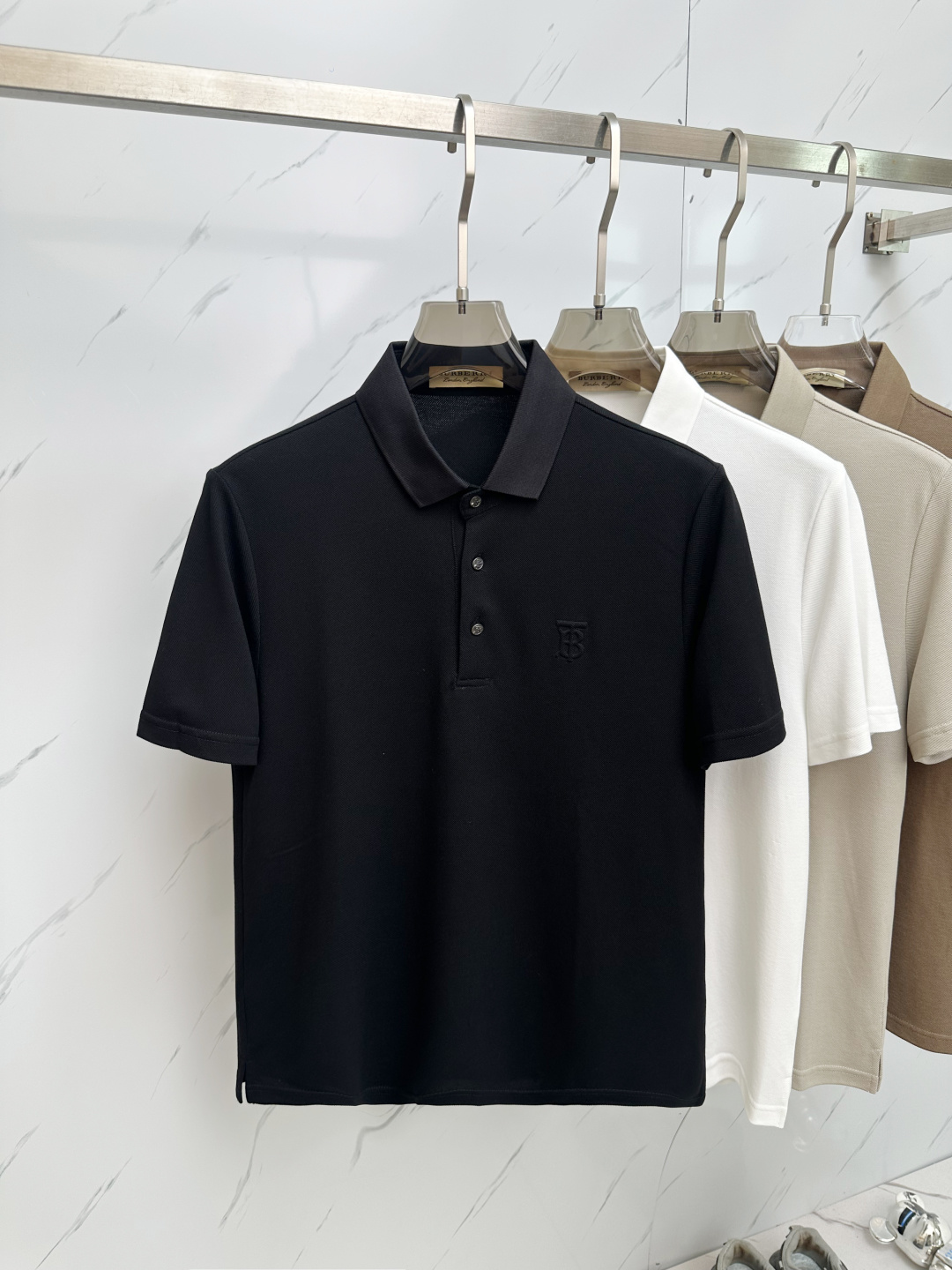 NO:483451,BURB 2025 official spring and summer new style, counters are launched simultaneously. Men's lapel short-sleeved POLO shirt, high-end main line series, imported bead mercerized cotton fabric, first-class texture, excellent skin-friendly, silky and delicate touch, fashionable three-button opening and closing placket design, paired with small lapels, fashionable and age-reducing, the upper body is full of Italian tone, full of shape. M-3XL, burberry, T-shirt, alexander wang19860909BURB 2025官方春夏新款 专柜同步上市 男士翻领短袖POLO衫,高端主线系列,进口珠地丝光棉面料,质感一流,亲肤性极佳,触感丝滑细腻,时尚三扣开合门襟设计,搭配小翻领时尚且减龄,上身满满的意式腔调感,型格十足.码数M-3XL,,burberry,T-shirt,alexander wang,Men's clothing