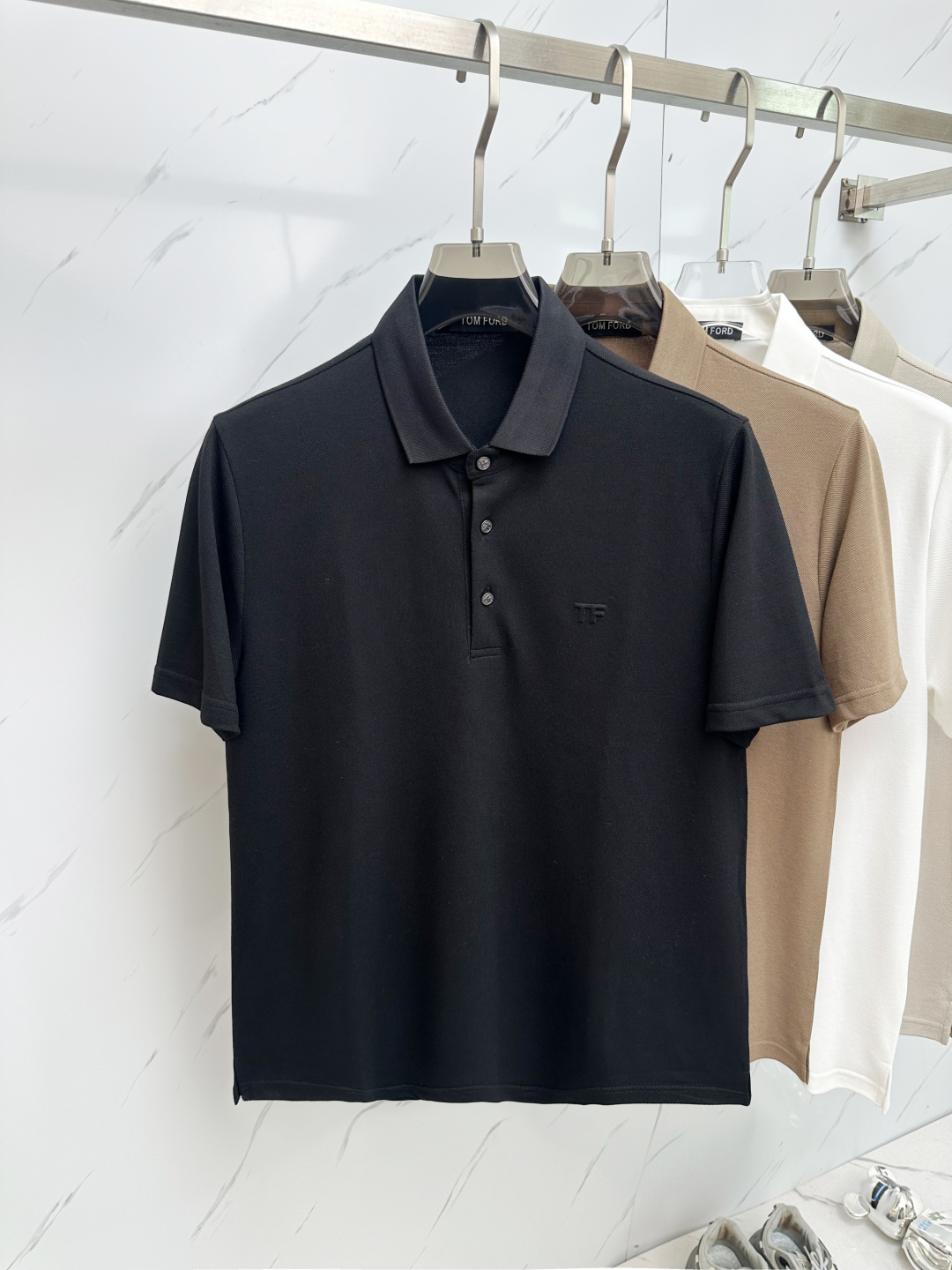 NO:483497,2025 official spring and summer new style, the counter is launched simultaneously. Men's lapel short-sleeved POLO shirt, high-end main line series, imported bead mercerized cotton fabric, first-class texture, excellent skin-friendly, silky and delicate touch, fashionable three-button opening and closing placket design, paired with small lapels, fashionable and age-reducing, the upper body is full of Italian tone, full of shape. M-3XL, T-shirt, alexander wang198609092025官方春夏新款 专柜同步上市 男士翻领短袖POLO衫,高端主线系列,进口珠地丝光棉面料,质感一流,亲肤性极佳,触感丝滑细腻,时尚三扣开合门襟设计,搭配小翻领时尚且减龄,上身满满的意式腔调感,型格十足.码数M-3XL,,T-shirt,alexander wang,Men's clothing