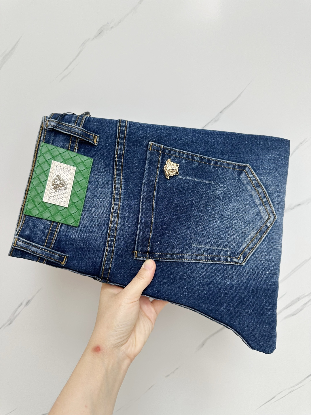 NO:537427,Versace's official counter is available at the same time, original singles are ruthless, super stylish jeans, customized original washing denim fabric, unique design, top-grade printing craft letter pattern logo, original hardware and auxiliary decoration, extremely superior jeans, the materials and craftsmanship are extremely luxurious and exquisite, extremely high-end, handsome and stylish, recommended, size 29-38, versace, jeans, alexander wang19860909范思哲 官网专柜同步有售,原单狠货,超级有范儿的一款牛仔裤,定制原版水洗牛仔面料,独特设计,顶级印花工艺字母图案logo,原版五金辅料装饰,极为翘楚的一款牛仔裤,用料与工艺都极致奢华精湛,档次极高,上身帅气有型,推荐,码数29—38,,versace,jeans,alexander wang,Men's clothing