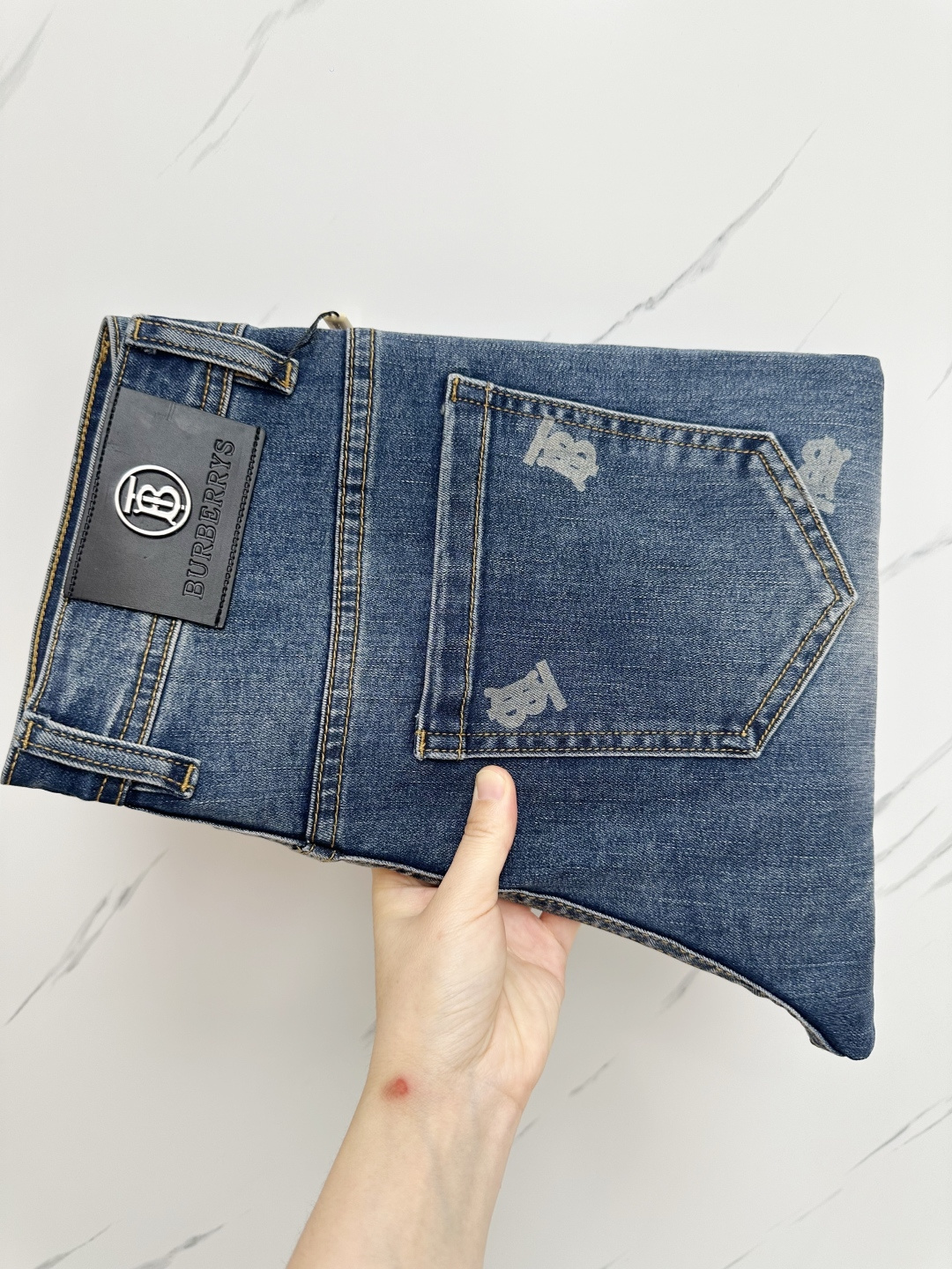 NO:537430,BURB official website counter is available simultaneously, original singles, super stylish jeans, customized original washing denim fabric, unique design, top-grade printed craft letter pattern logo, original hardware and auxiliary decoration, extremely top-notch jeans, the materials and craftsmanship are extremely luxurious and exquisite, extremely high-end, handsome and stylish, recommended, digits 29-38, burberry, jeans, alexander wang19860909BURB 官网专柜同步有售,原单狠货,超级有范儿的一款牛仔裤,定制原版水洗牛仔面料,独特设计,顶级印花工艺字母图案logo,原版五金辅料装饰,极为翘楚的一款牛仔裤,用料与工艺都极致奢华精湛,档次极高,上身帅气有型,推荐,码数29—38,,burberry,jeans,alexander wang,Men's clothing