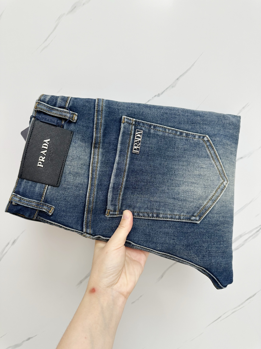 NO:537424,PRADA official website counter is available simultaneously, original singles, super stylish jeans, customized original washing denim fabric, unique design, top-grade printing craft letter pattern logo, original hardware and auxiliary decoration, extremely superior jeans, the materials and craftsmanship are extremely luxurious and exquisite, extremely high-end, handsome and stylish, recommended, size 29-38,, prada, jeans, alexander wang19860909PRADA 官网专柜同步有售,原单狠货,超级有范儿的一款牛仔裤,定制原版水洗牛仔面料,独特设计,顶级印花工艺字母图案logo,原版五金辅料装饰,极为翘楚的一款牛仔裤,用料与工艺都极致奢华精湛,档次极高,上身帅气有型,推荐,码数29—38,,prada,jeans,alexander wang,Men's clothing