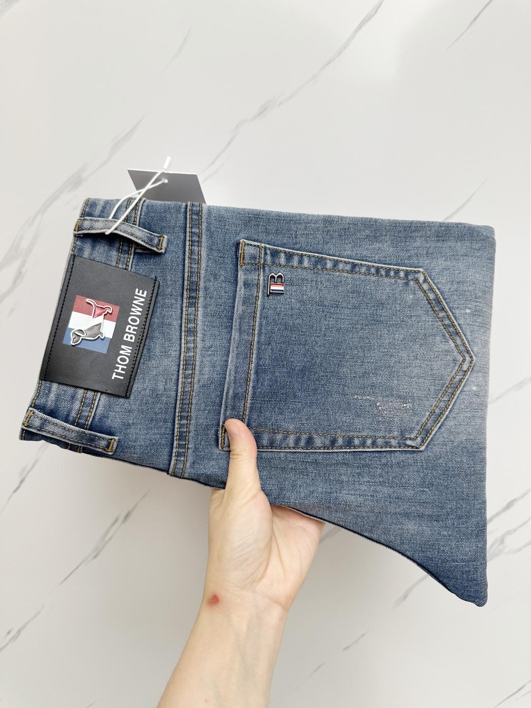 NO:537421,TB official website counter is available simultaneously, original singles, super stylish jeans, customized original washing denim fabric, unique design, top-grade printing craft letter pattern logo, original hardware and auxiliary decoration, extremely superior jeans, the materials and craftsmanship are extremely luxurious and exquisite, extremely high-end, handsome and stylish, recommended, size 29-38, jeans, alexander wang19860909TB 官网专柜同步有售,原单狠货,超级有范儿的一款牛仔裤,定制原版水洗牛仔面料,独特设计,顶级印花工艺字母图案logo,原版五金辅料装饰,极为翘楚的一款牛仔裤,用料与工艺都极致奢华精湛,档次极高,上身帅气有型,推荐,码数29—38,,jeans,alexander wang,Men's clothing