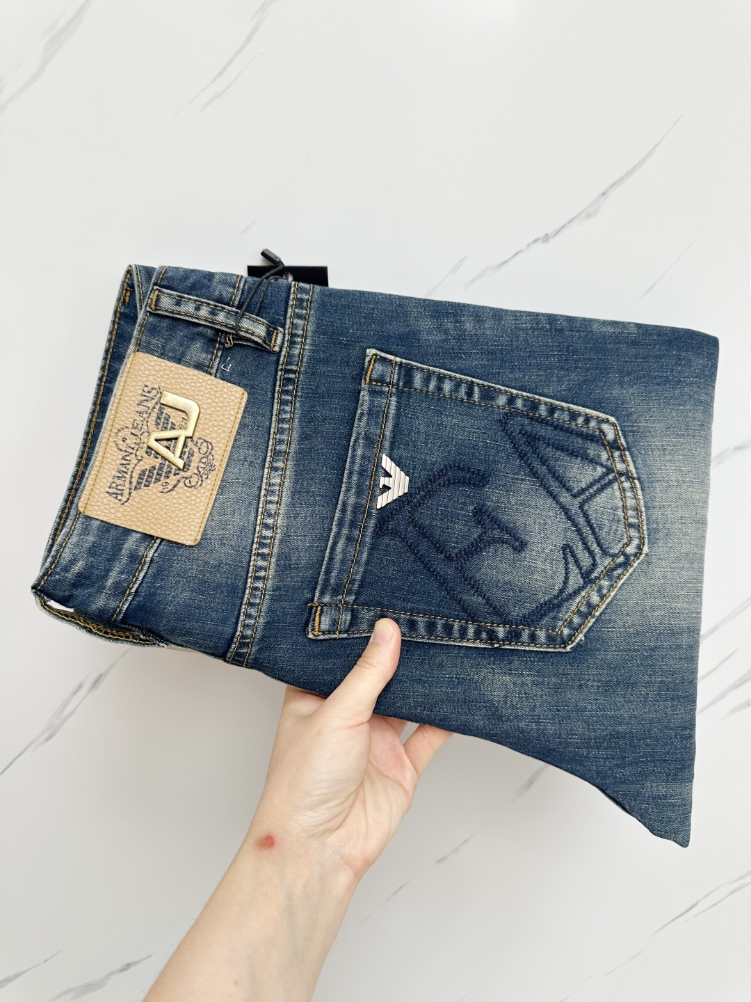 NO:537418,Amani official website counter is available at the same time, original singles are ruthless, super stylish jeans, customized original washing denim fabric, unique design, top-grade printing craft letter pattern logo, original hardware and auxiliary decoration, extremely superior jeans, the materials and craftsmanship are extremely luxurious and exquisite, extremely high-end, handsome and stylish, recommended, digits 29-38, jeans, alexander wang19860909Amani 官网专柜同步有售,原单狠货,超级有范儿的一款牛仔裤,定制原版水洗牛仔面料,独特设计,顶级印花工艺字母图案logo,原版五金辅料装饰,极为翘楚的一款牛仔裤,用料与工艺都极致奢华精湛,档次极高,上身帅气有型,推荐,码数29—38,,jeans,alexander wang,Men's clothing