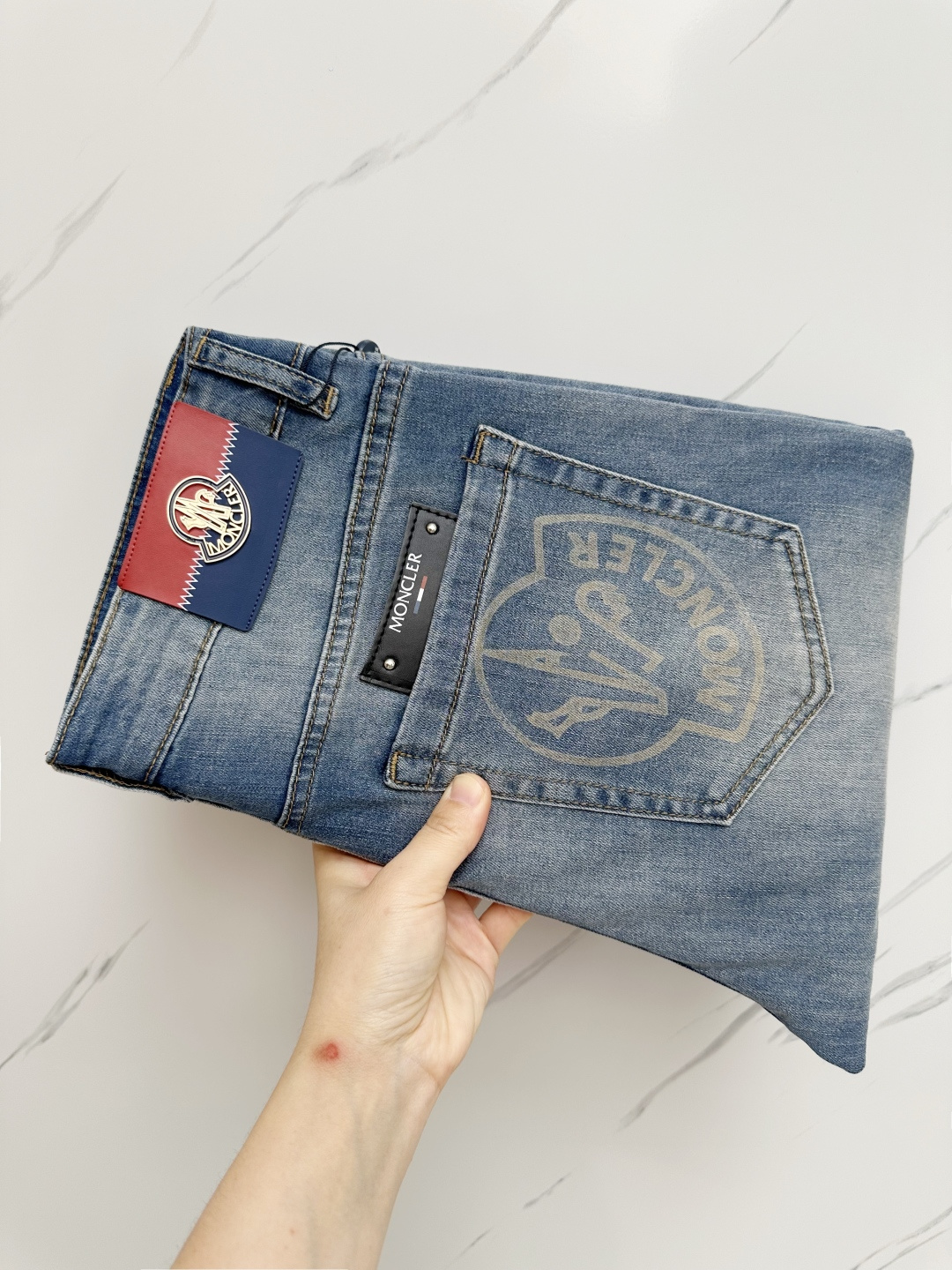 NO:537442,MO official website counter is available simultaneously, original singles, super stylish jeans, customized original washing denim fabric, unique design, top-grade printed craft letter pattern logo, original hardware and auxiliary decoration, extremely superior jeans, the materials and craftsmanship are extremely luxurious and exquisite, extremely high-end, handsome and stylish, recommended, digits 29-38, jeans, alexander wang19860909MO 官网专柜同步有售,原单狠货,超级有范儿的一款牛仔裤,定制原版水洗牛仔面料,独特设计,顶级印花工艺字母图案logo,原版五金辅料装饰,极为翘楚的一款牛仔裤,用料与工艺都极致奢华精湛,档次极高,上身帅气有型,推荐,码数29—38,,jeans,alexander wang,Men's clothing