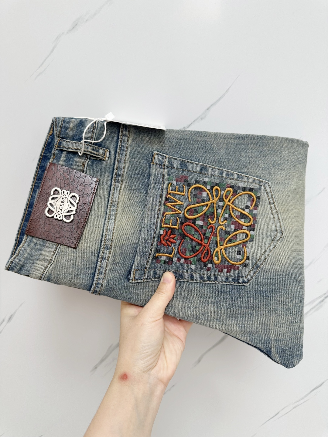 NO:537439,LOEWE official website counter is available simultaneously, original singles, super stylish jeans, customized original washing denim fabric, unique design, top-grade printing craft letter pattern logo, original hardware and auxiliary decoration, extremely superior jeans, the materials and craftsmanship are extremely luxurious and exquisite, extremely high-end, handsome and stylish, recommended, digits 29-38,,loewe, jeans, alexander wang19860909LOEWE 官网专柜同步有售,原单狠货,超级有范儿的一款牛仔裤,定制原版水洗牛仔面料,独特设计,顶级印花工艺字母图案logo,原版五金辅料装饰,极为翘楚的一款牛仔裤,用料与工艺都极致奢华精湛,档次极高,上身帅气有型,推荐,码数29—38,,loewe,jeans,alexander wang,Men's clothing