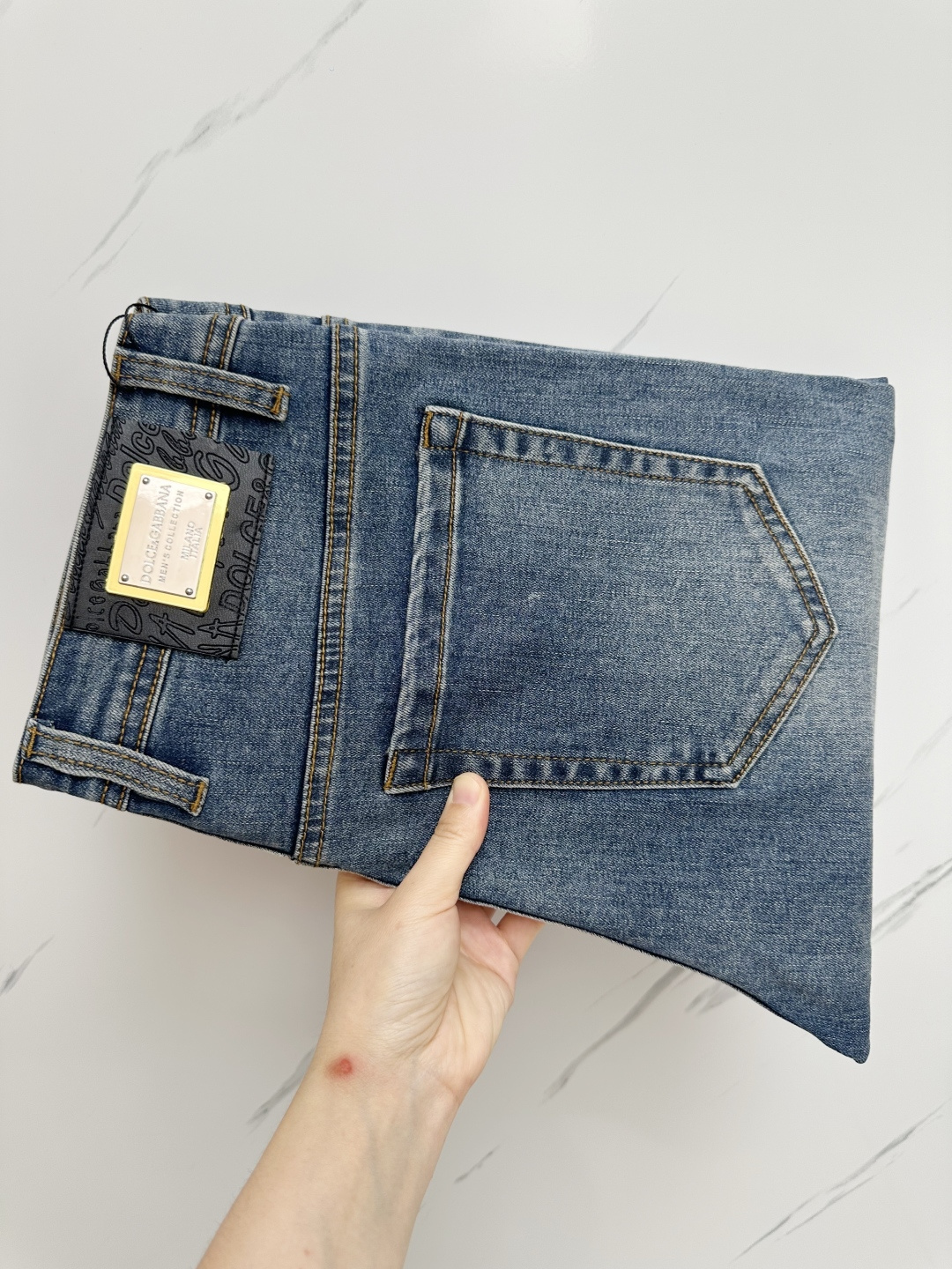 NO:537436,DG official website counter is available at the same time, original singles are ruthless, super stylish jeans, customized original washing denim fabric, unique design, top-grade printing craft letter pattern logo, original hardware and auxiliary decoration, extremely superior jeans, the materials and craftsmanship are extremely luxurious and exquisite, extremely high-end, handsome and stylish, recommended, digits 29-38, jeans, alexander wang19860909DG 官网专柜同步有售,原单狠货,超级有范儿的一款牛仔裤,定制原版水洗牛仔面料,独特设计,顶级印花工艺字母图案logo,原版五金辅料装饰,极为翘楚的一款牛仔裤,用料与工艺都极致奢华精湛,档次极高,上身帅气有型,推荐,码数29—38,,jeans,alexander wang,Men's clothing