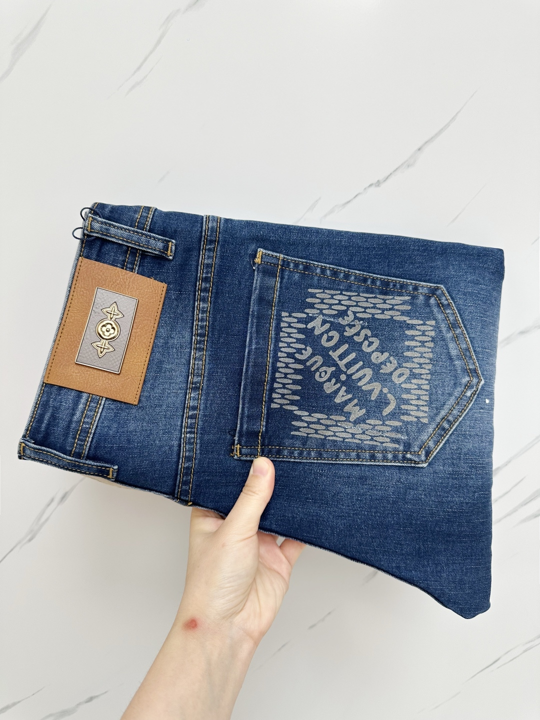 NO:537434,LV official website counter is available simultaneously, original singles, super stylish jeans, customized original washing denim fabric, unique design, top-grade printed craft letter pattern logo, original hardware and auxiliary decoration, extremely superior jeans, the materials and craftsmanship are extremely luxurious and exquisite, extremely high-end, handsome and stylish, recommended, digits 29-38,, louis vuitton, jeans, alexander wang19860909LV 官网专柜同步有售,原单狠货,超级有范儿的一款牛仔裤,定制原版水洗牛仔面料,独特设计,顶级印花工艺字母图案logo,原版五金辅料装饰,极为翘楚的一款牛仔裤,用料与工艺都极致奢华精湛,档次极高,上身帅气有型,推荐,码数29—38,,louis vuitton,jeans,alexander wang,Men's clothing